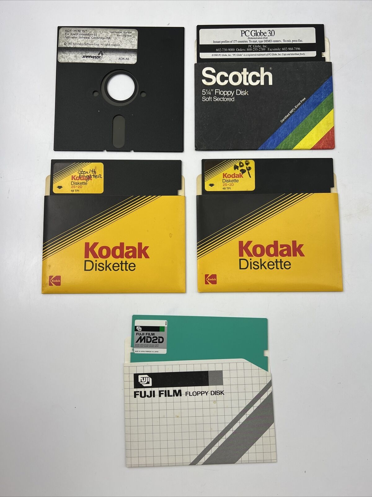 Commodore 64  5 Floppy Disk Lot PC Globe, Kids On Keys + Miscellaneous VTG￼