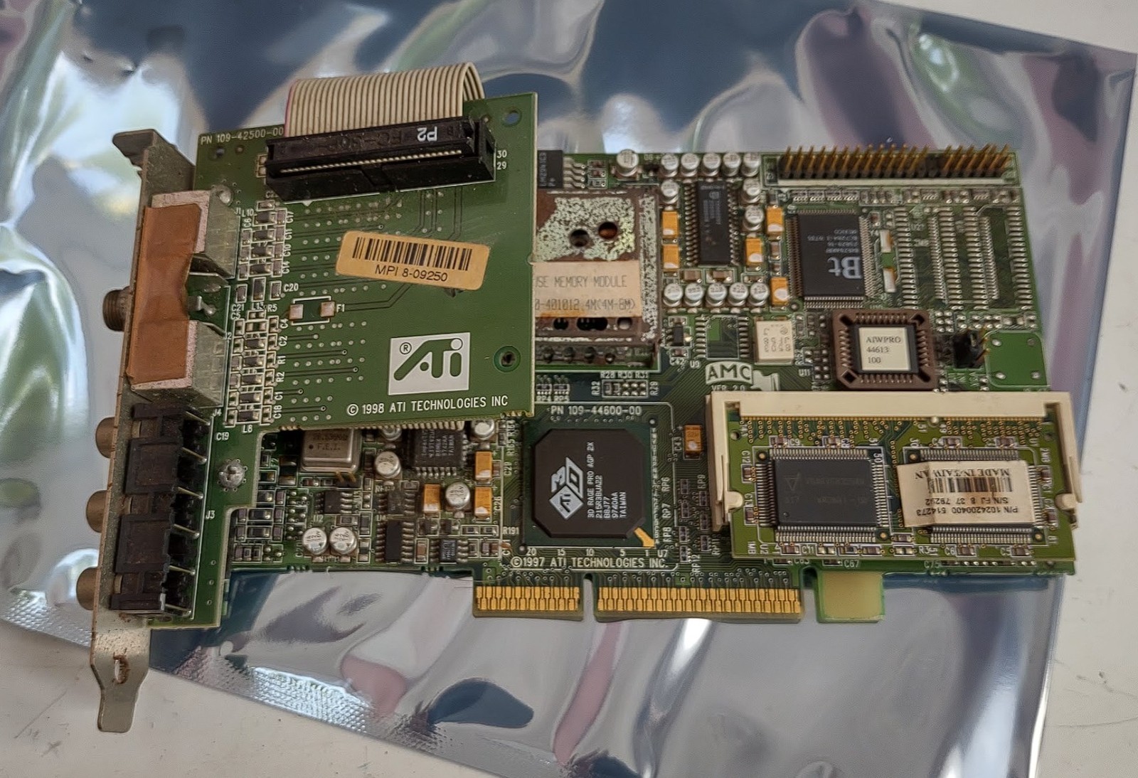 ATI ALL-IN-WONDER - 3D RAGE PRO - 4MB+4MB - VGA A/V CATV - AGP