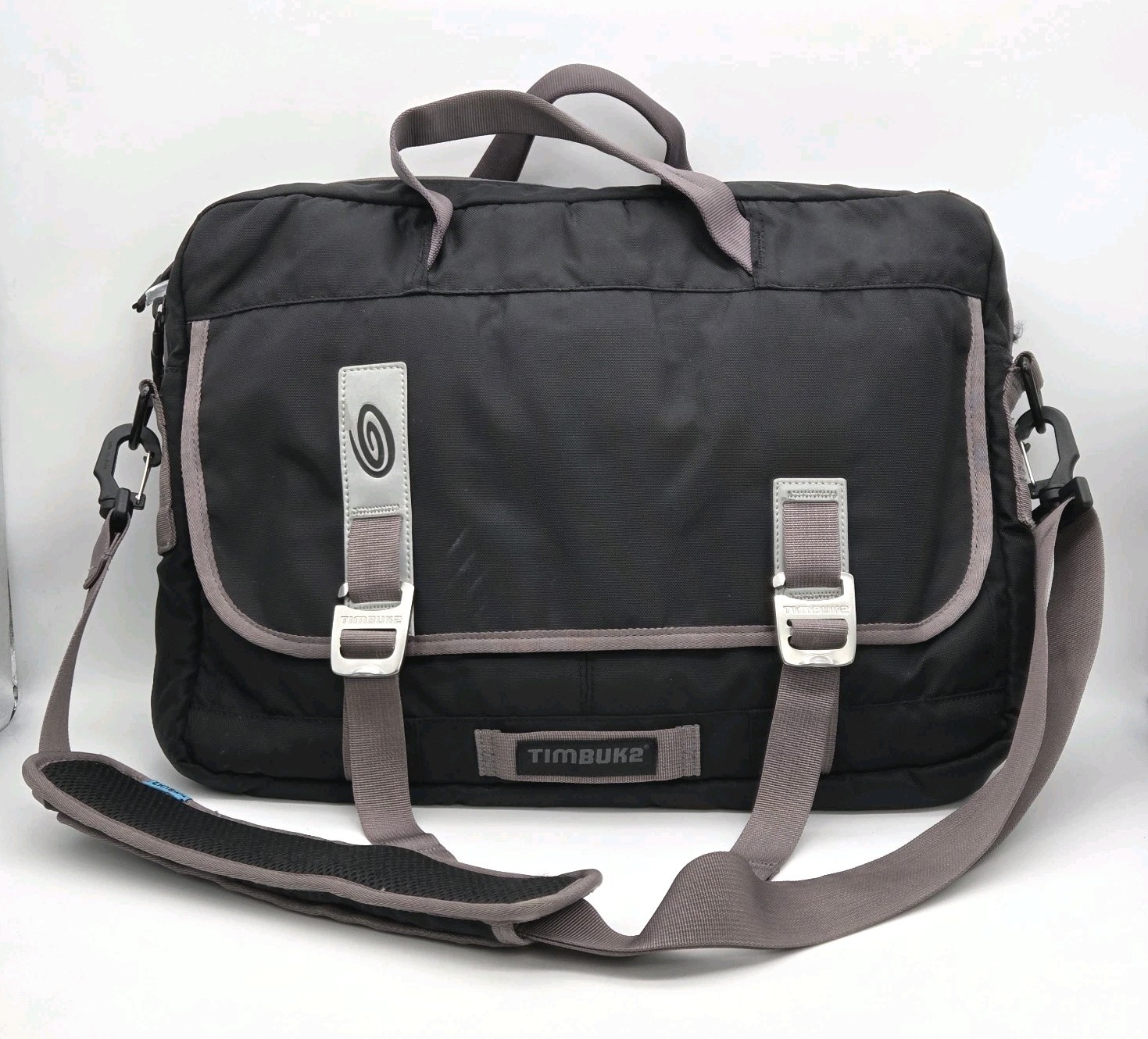 Timbuk2 DIF11 Messenger Laptop Travel Bag Tote Black Taupe Crossbody Strap 