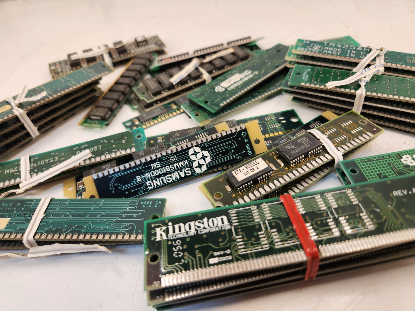 Kingston, Samsung, Misc Ram Stick Lot of 40 KMM594000-8 DRAM Untested
