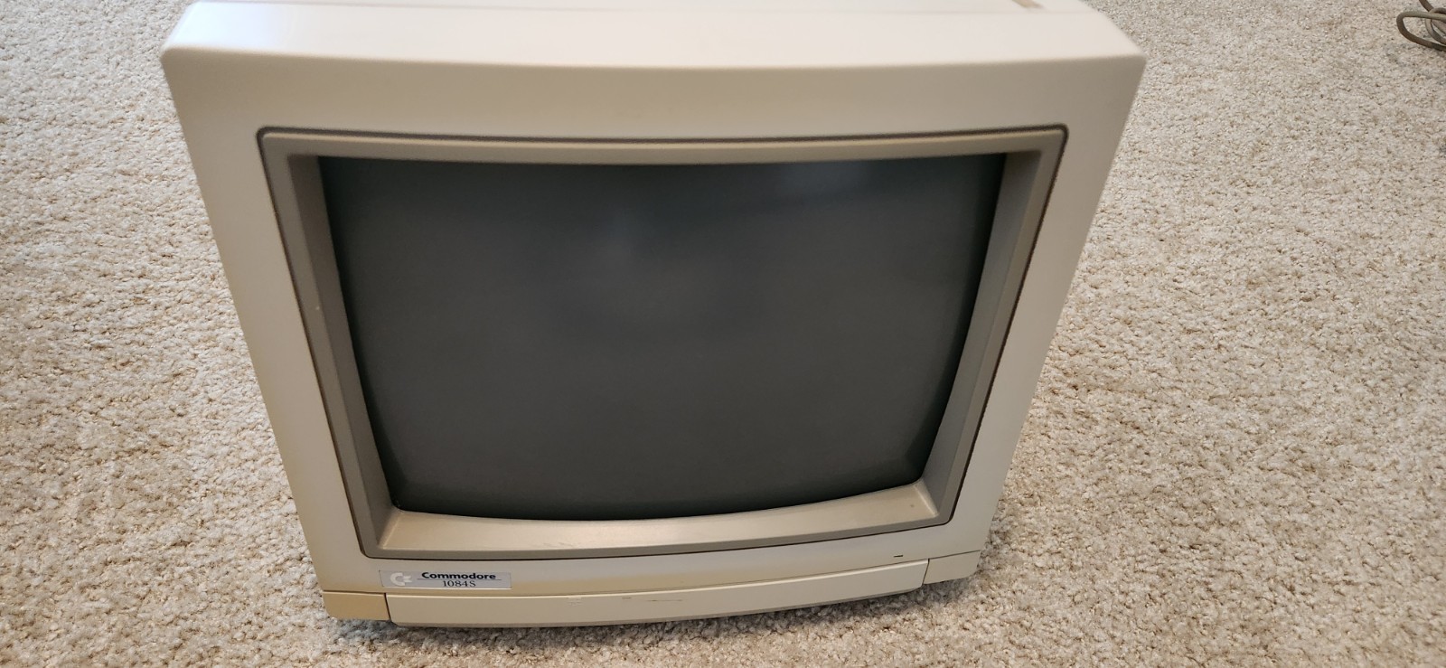 Commodore 1048S-D2 MONITOR  PAL ,220 VOLT  , POWER BUTTON ISSUES  READ,WORKS