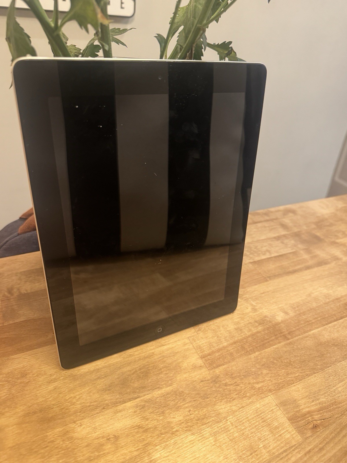Apple iPad (4th Generation) – 64GB – Wi-Fi – 9.7" – Black/Silver (Model A1458)