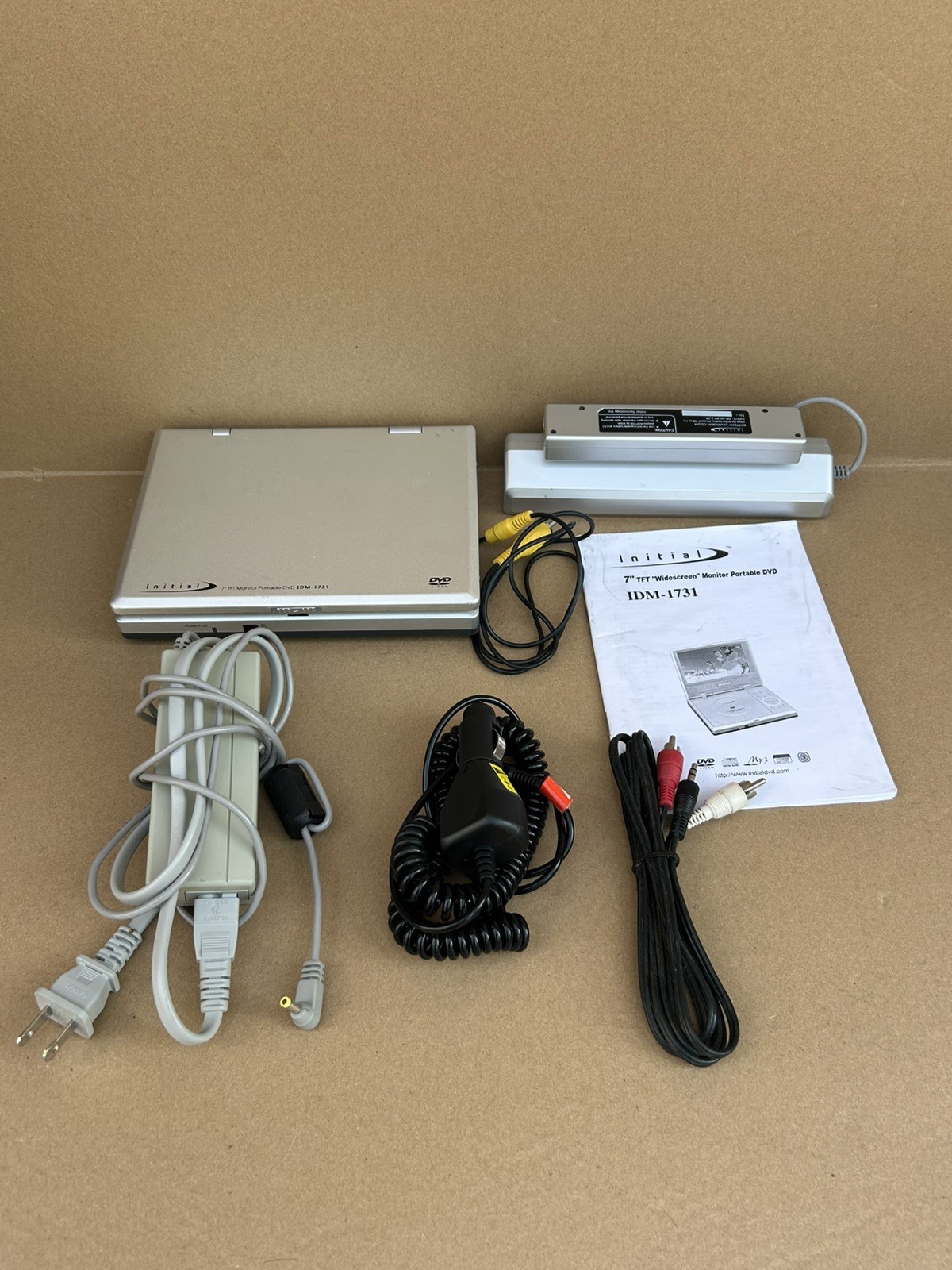 Initial IDM-1731 7” Portable DVD Player Widescreen Monitor Vintage Y2K