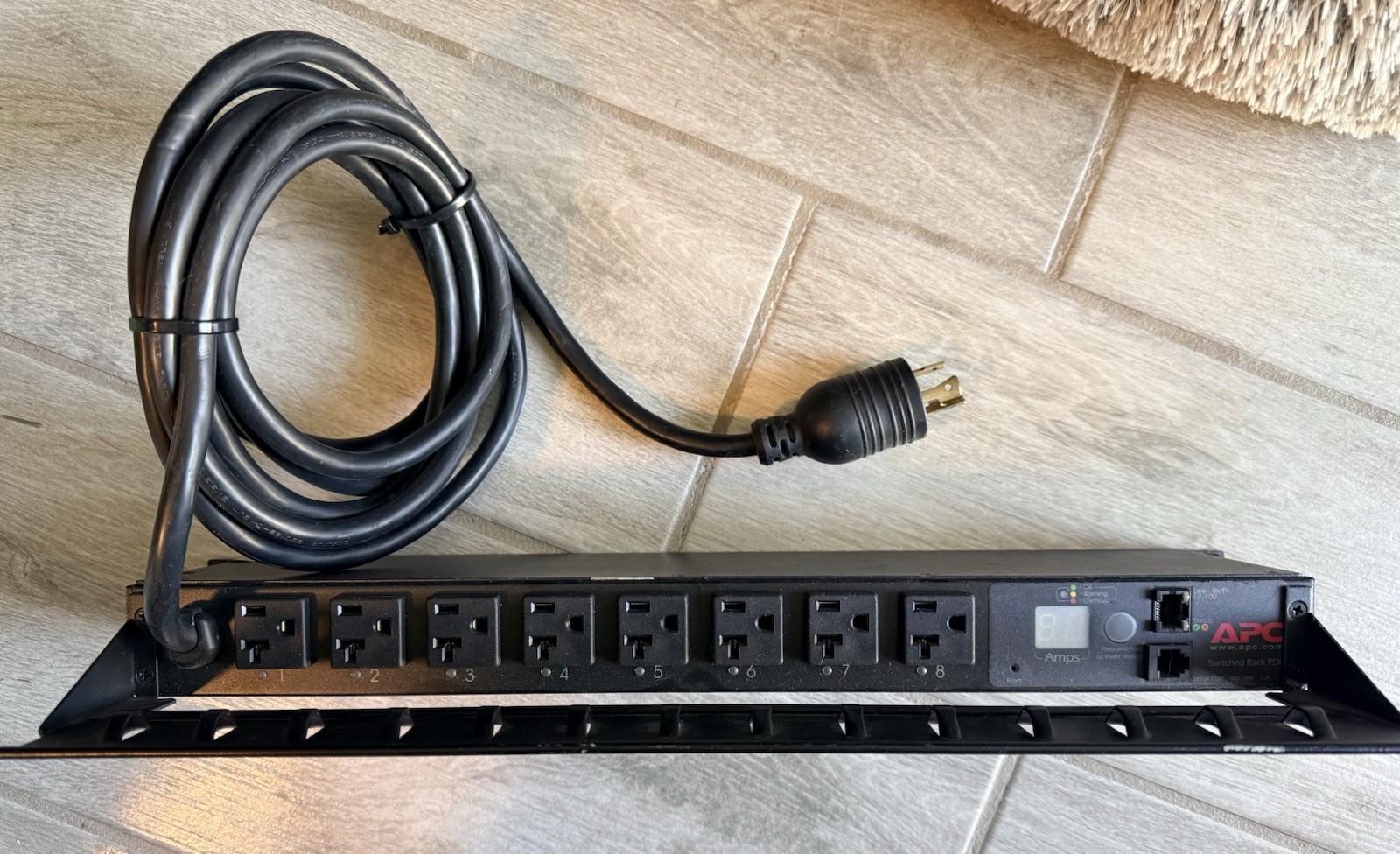 APC AP7901 Switched Rack Mount PDU, 8 Outlets, 100/120V, 16A