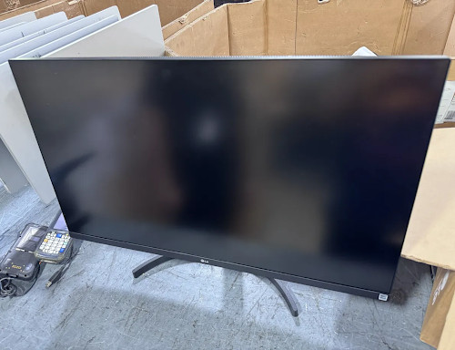 LG 32BN50U-B 31.5" 3840 x 2160 UHD Monitor 4K In Box Excellent