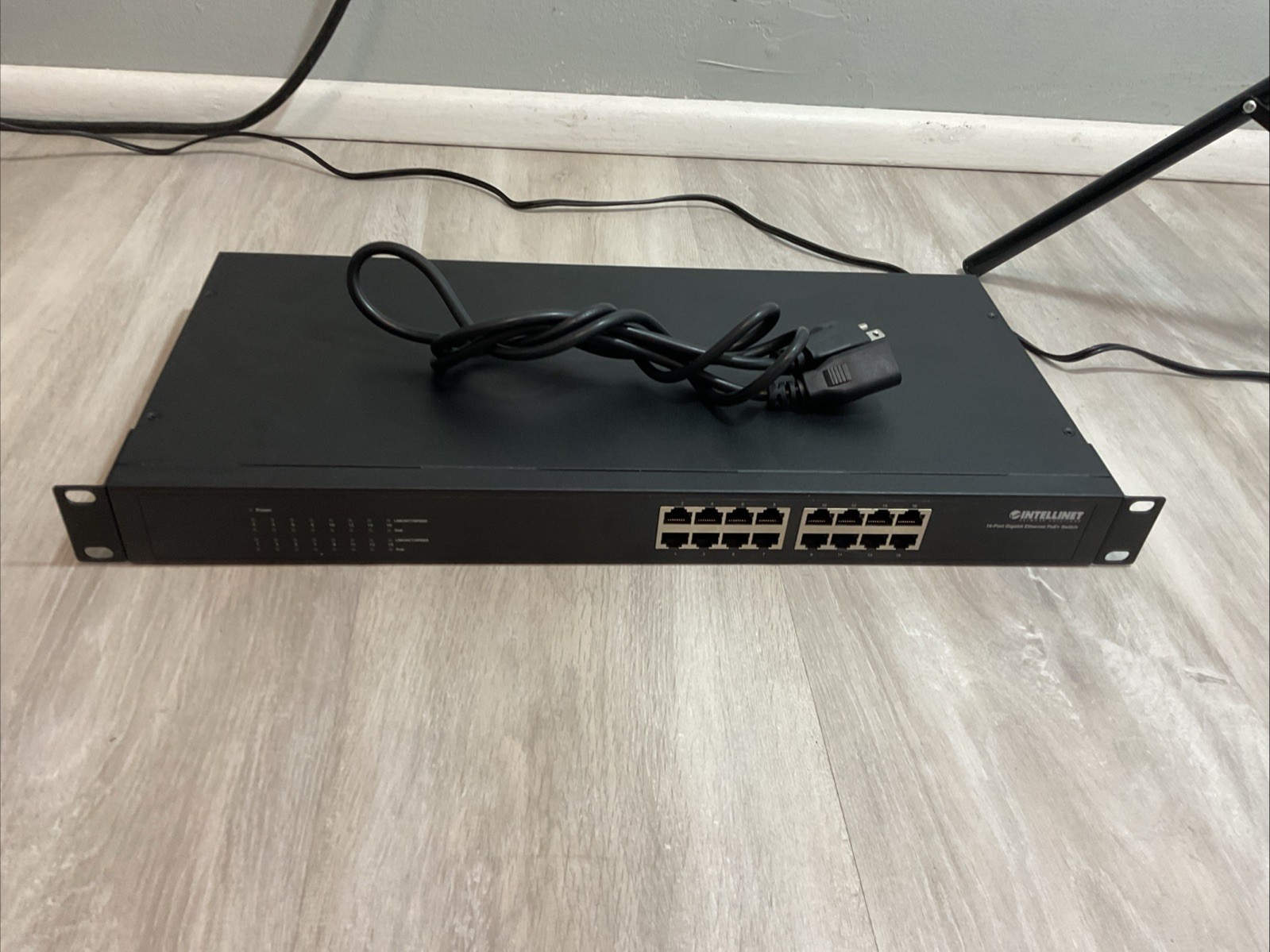 Intellinet 560993 16-Port Gigabit Ethernet PoE+ Switch with Power Cables