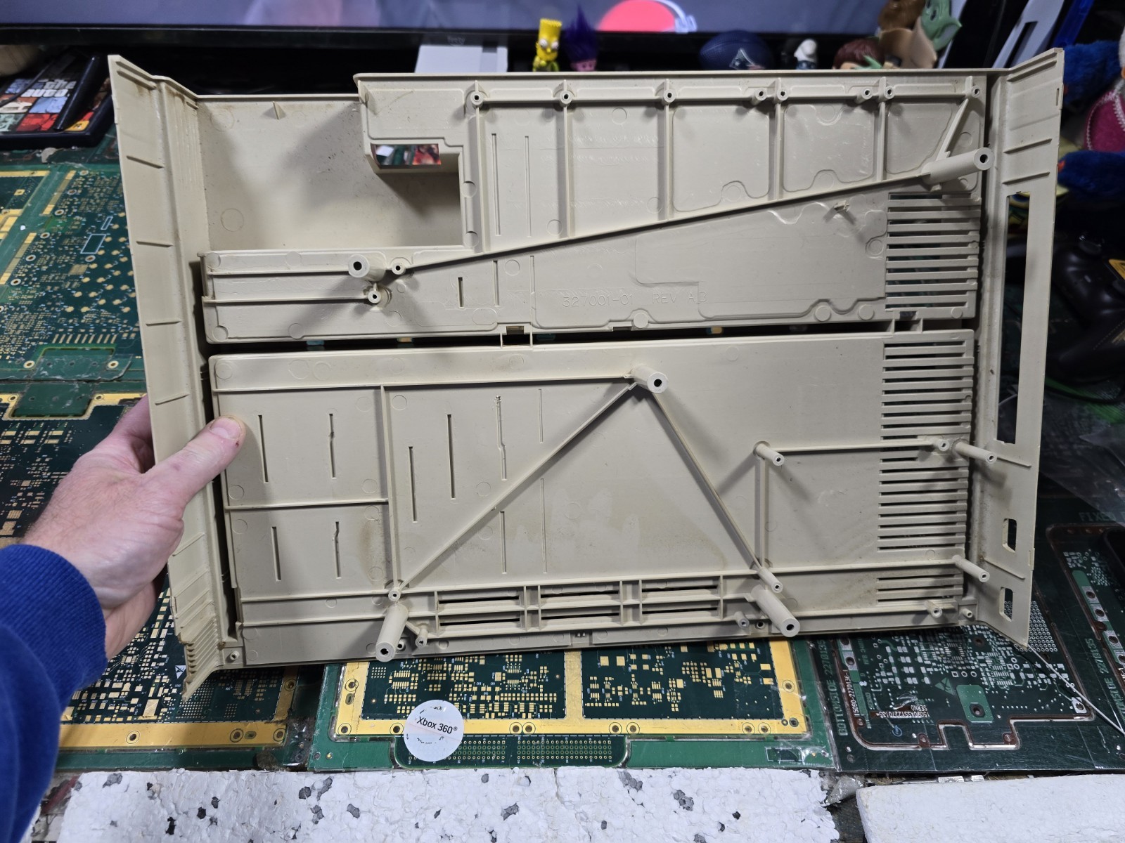 Amiga 1000 EXACT EMPTY BOTTOM CASE #2-GOOD SCREW POSTS-INTACT-CLEAN-SEE ALL