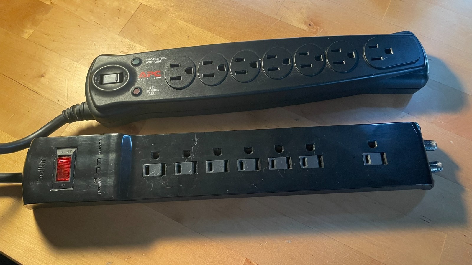 APC 7-Outlet Surge Protector SurgeArrest P74 Power Strip w Free Belkin bsq701bg