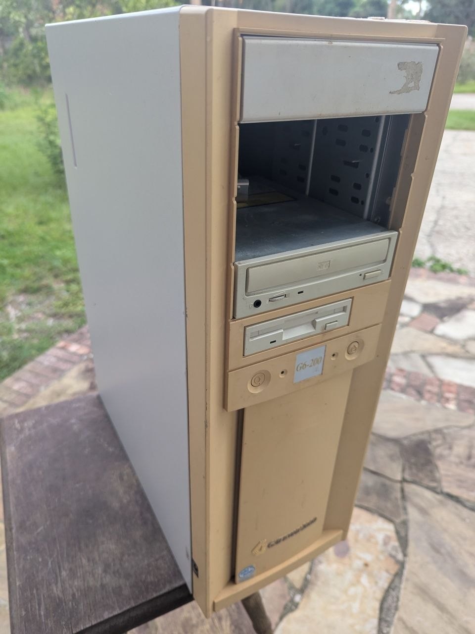 Gateway 2000 ATX Tower Desktop Computer PC Beige Vintage Powers On TC