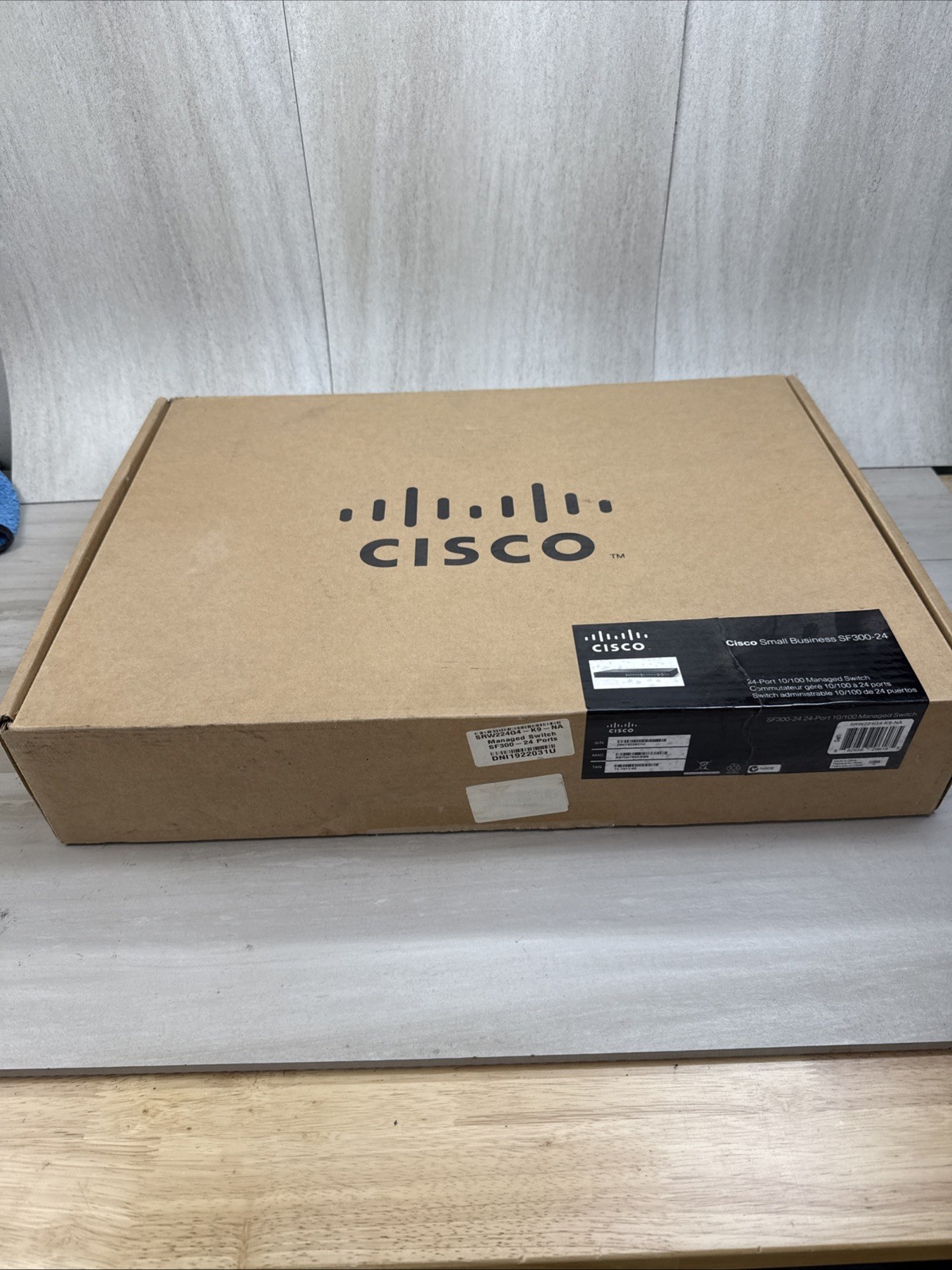 Cisco SF300-24 Port Managed Ethernet Switch NEW Complete W Disc Cords HARDWRE