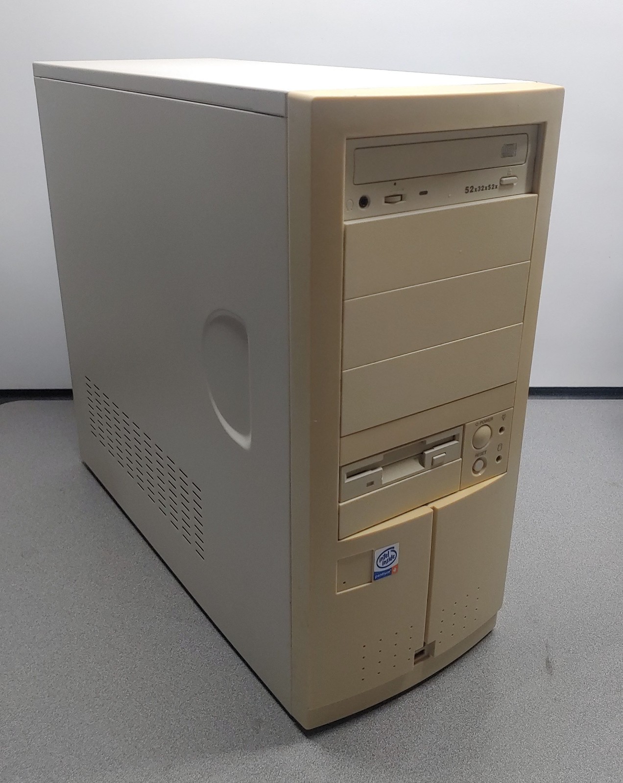 Vintage PC Intel Pentium 4 2.4GHz, 512MB RAM, 40GB HDD, Windows XP + Drivers