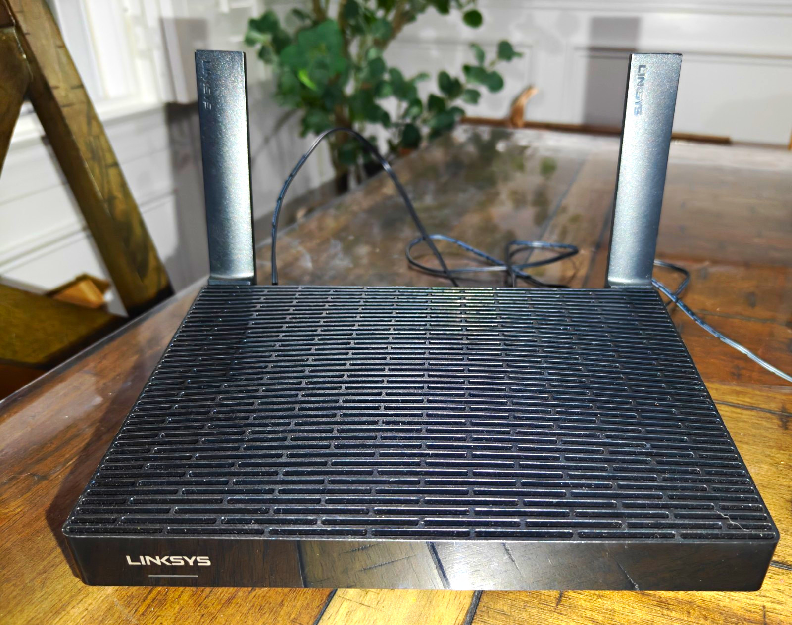 Linksys MR7310 Wireless Router WiFi 1800Mbps 4-Port Gigabit w/Adapter