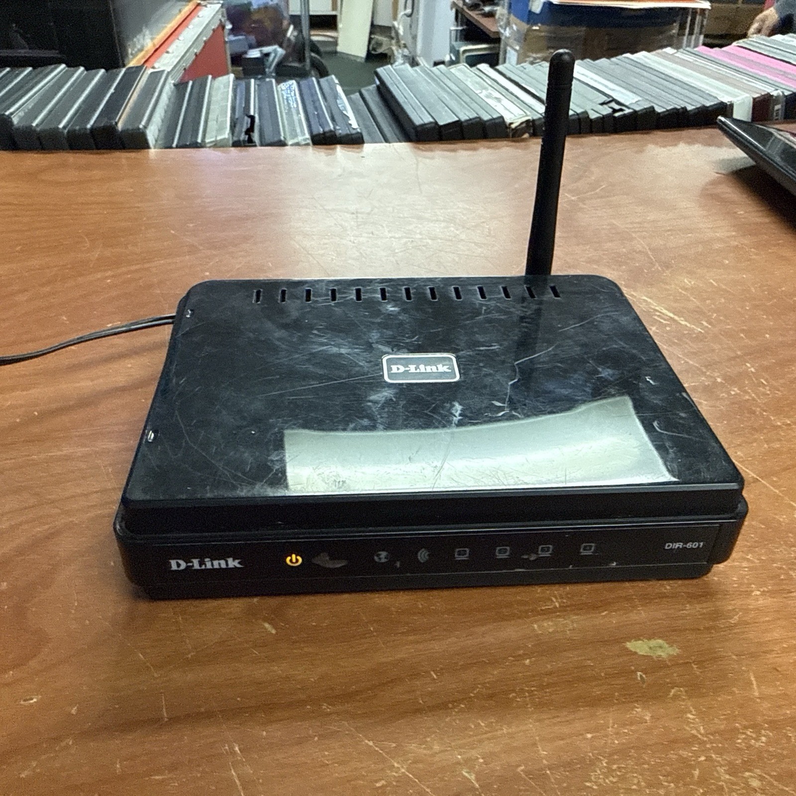 D-Link DIR-601 150Mbps Wireless-N Wi-Fi 4-Port  Router BUNDLE W/AC ADAPTER