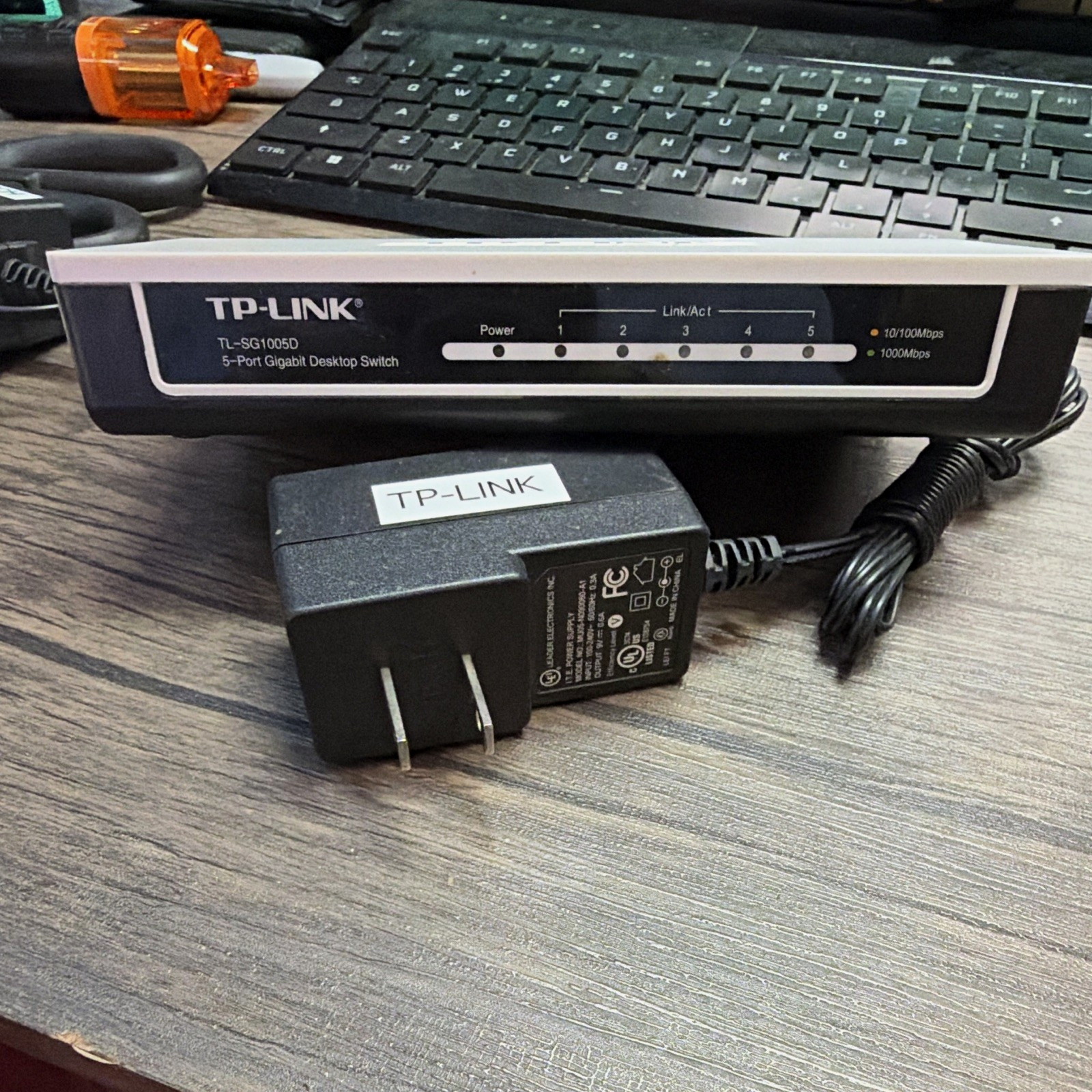 TP-LINK TL-SG1005D 5-Port Unmanaged Gigabit Desktop RJ-45 Switch w/ Adapter