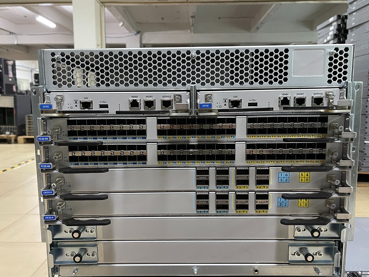 HPE SN8600B 4-Slot SAN Director W/ 2x CPX6 & 2x FC32-48 & 2x CR32-4 & 2x AC PSU
