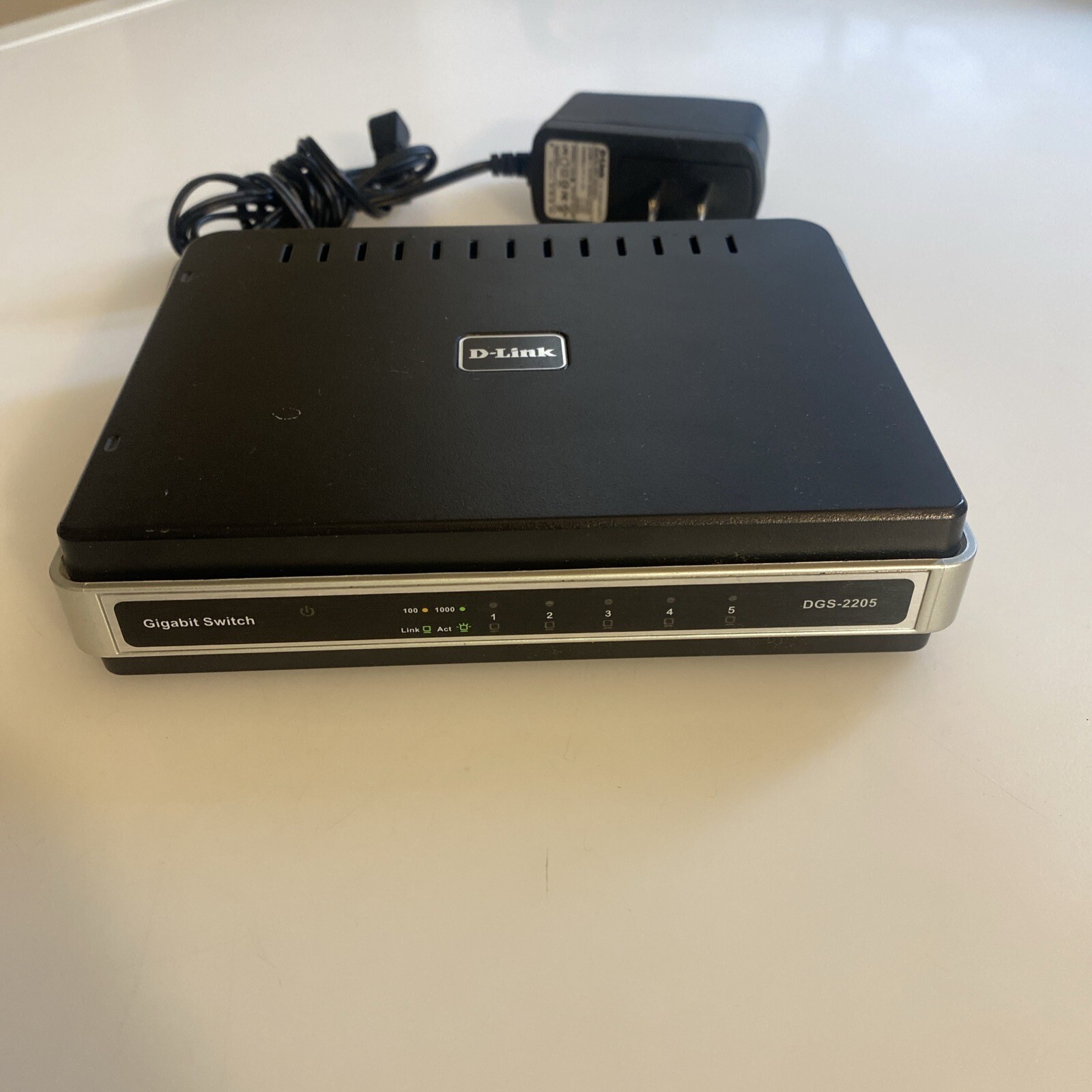 D-Link DGS-2205 8-Port 10/100/1000 Desktop Switch lfd 2