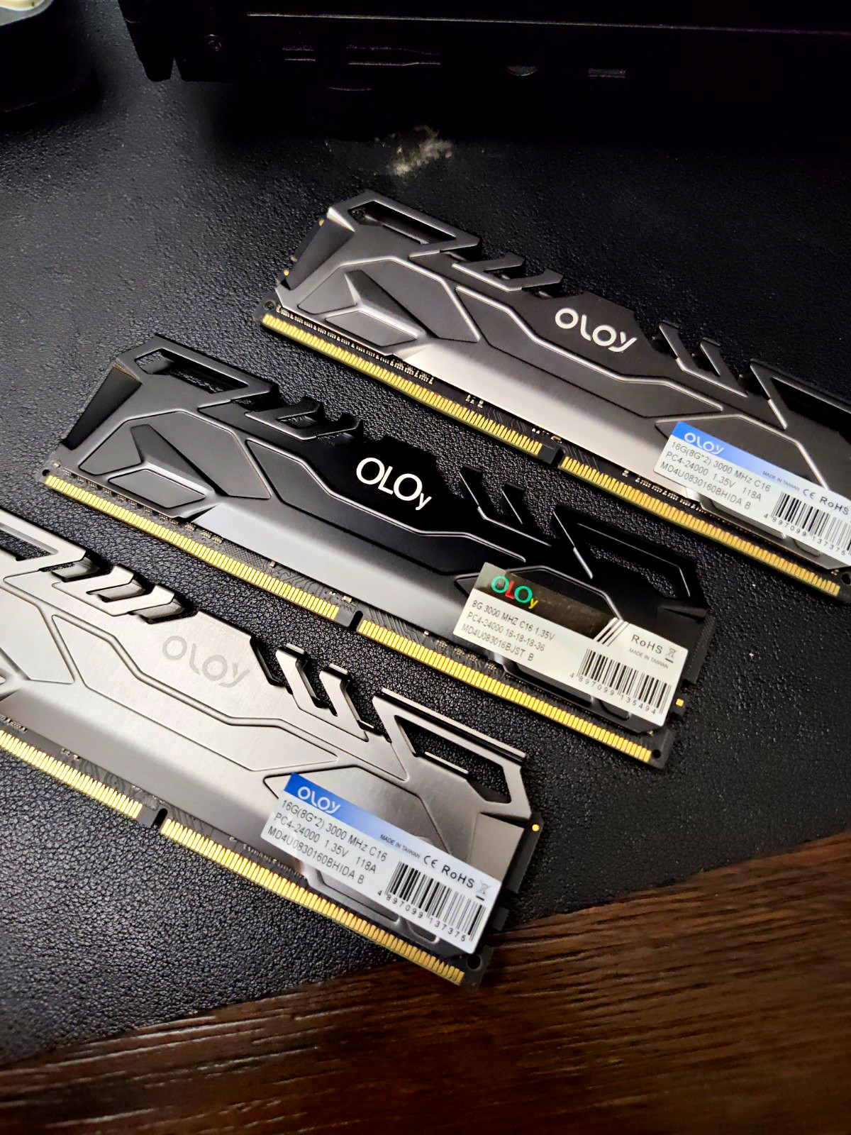 OLOy 16GB (3x8GB) DDR4-3000 PC4-24000 288-Pin DIMM Un buffered CL16