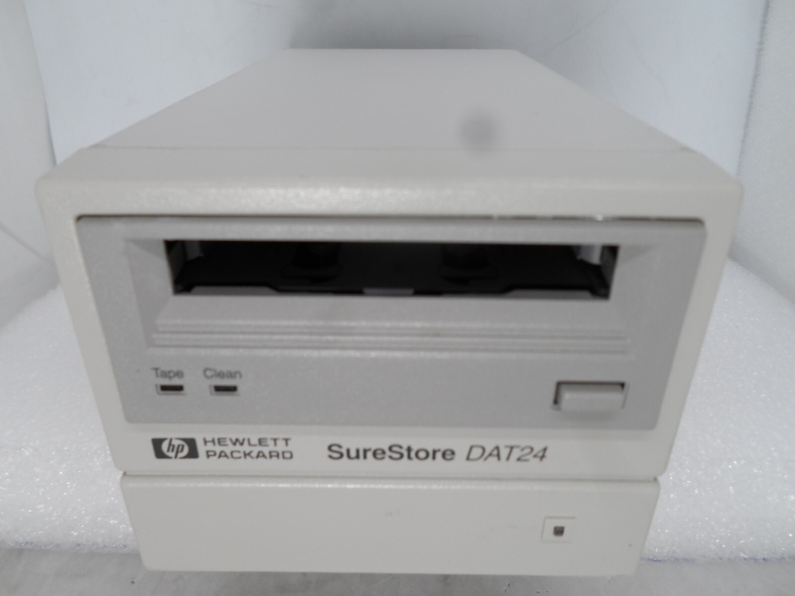 HP DDS3 DAT24 SCSI SureStore External Drive C1556D C1556-60023 DustCoverMissing
