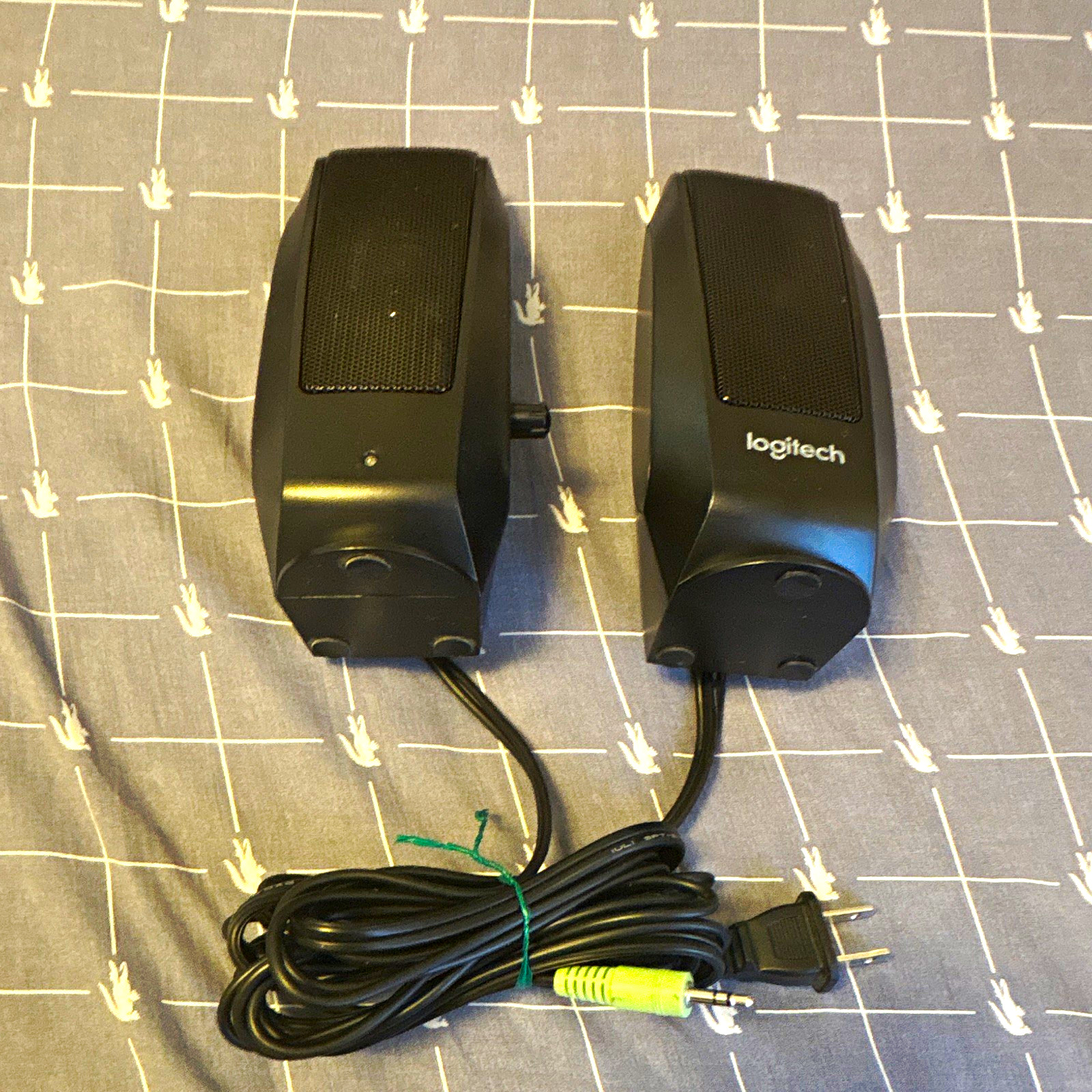 Logitech S120 2.0 Wired Computer Speakers 3.5mm Volume Control Headphone Jack