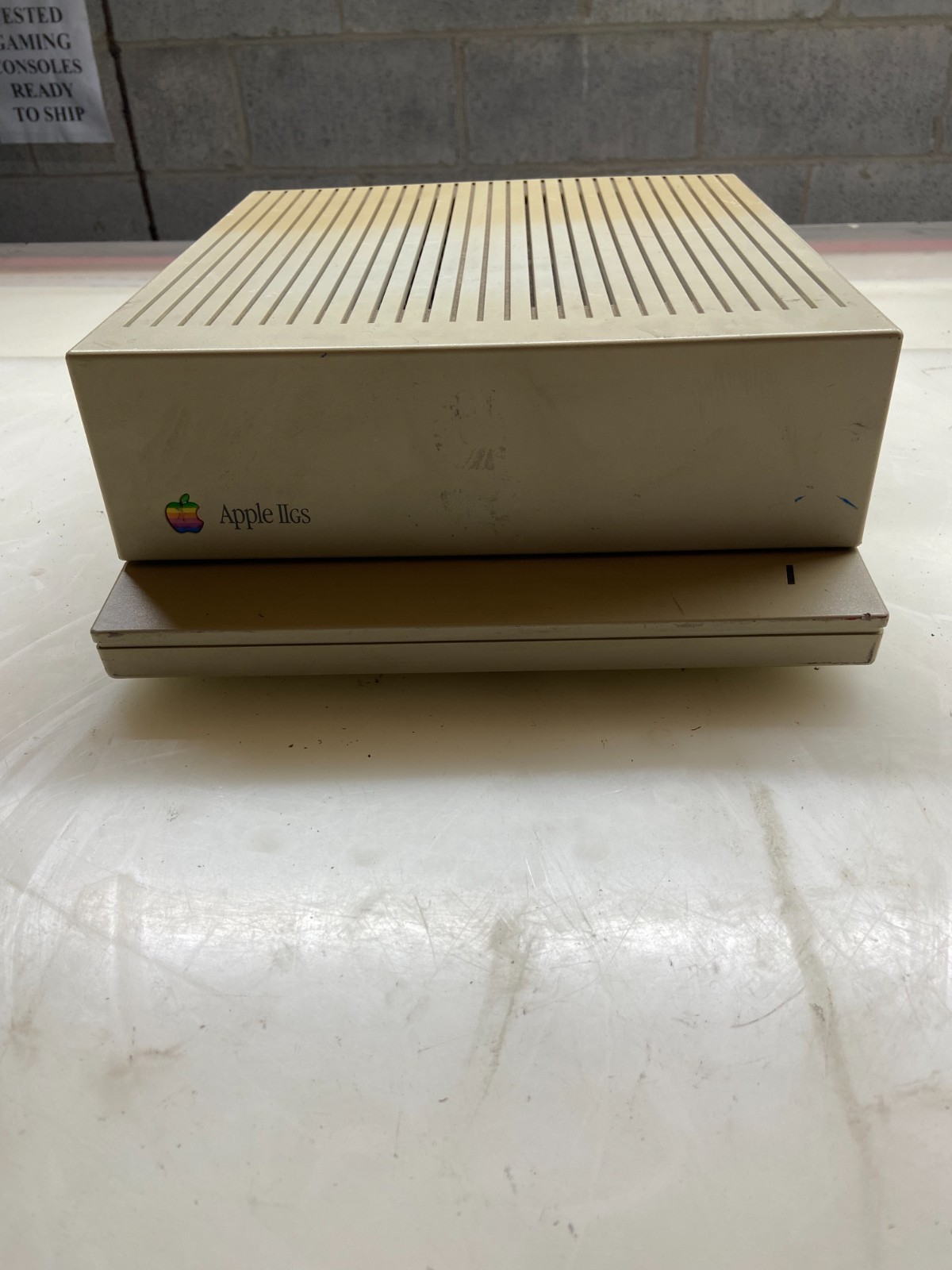 APPLE IIGS A2S6000 VINTAGE COMPUTER 8-BIT *POWERS TESTED W/ CORD *QTY