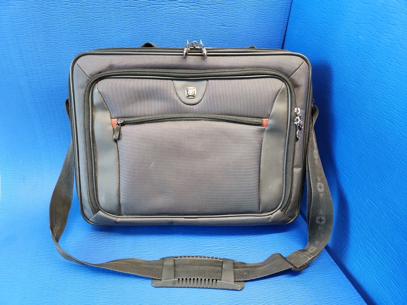 SwissGear Wenger The Insight 15.6 16 Laptop Messenger Bag Briefcase GA-7439-14