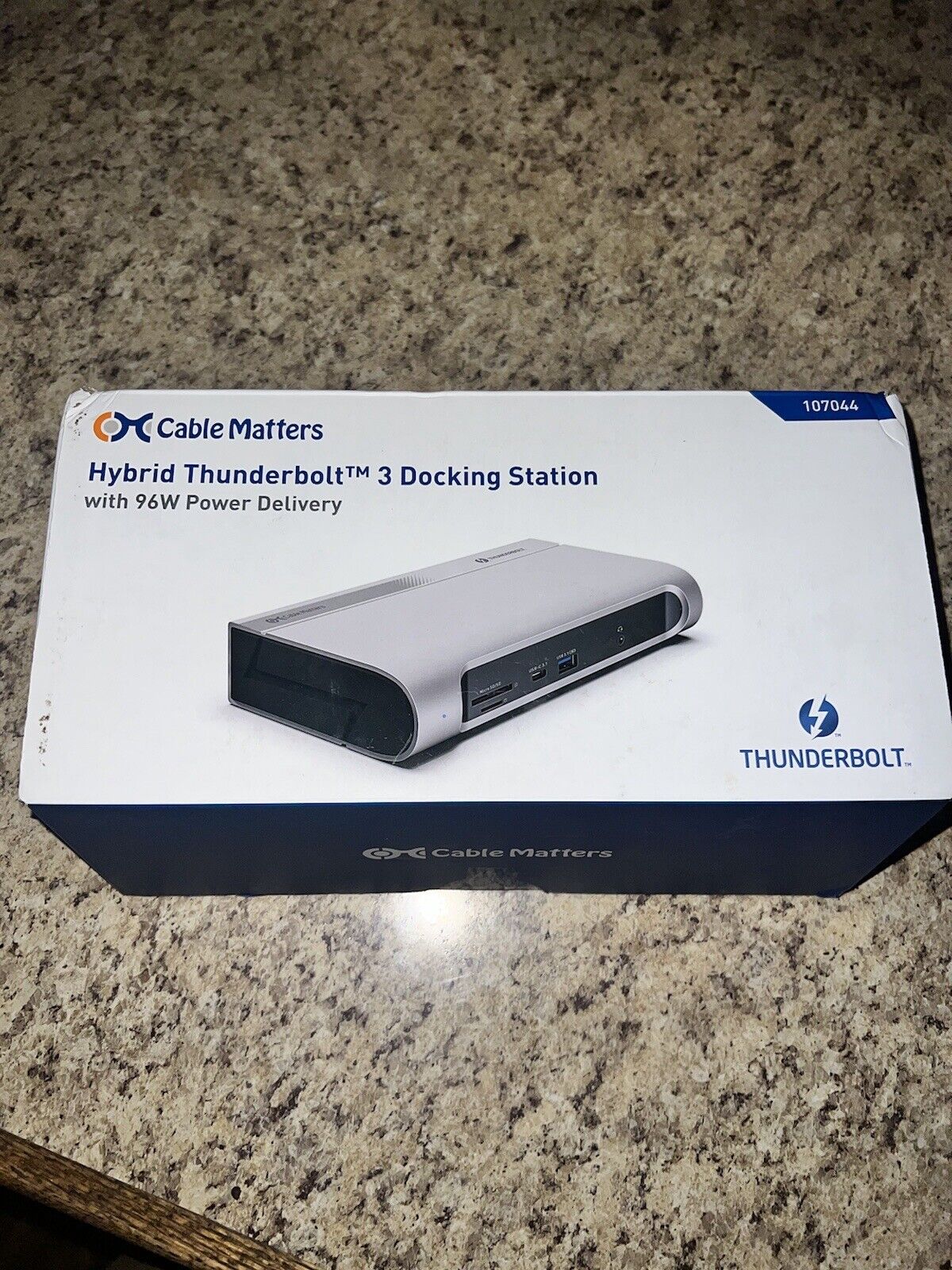 Cable Matters Hybrid Thunderbolt 3 Docking Station 96W Power Delivery 107044