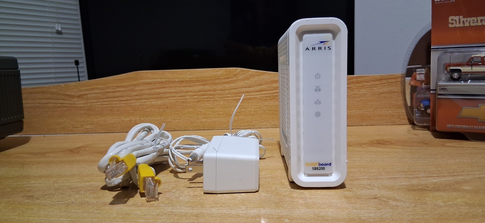 ARRIS SURFboard SB8200 DOCSIS 3.1 Cable Modem 2Gbps White 2x Gigabit
