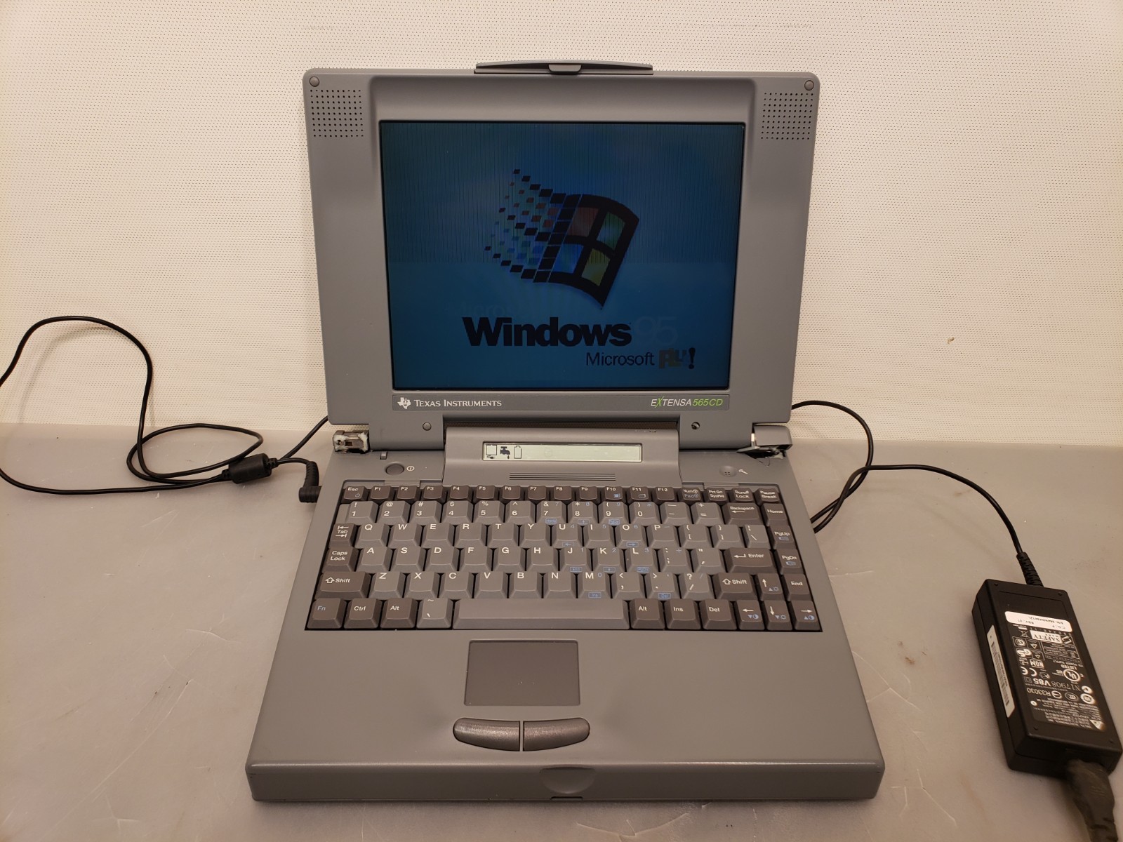 Vintage TI Texas Instruments Extensa 565CD Laptop Win95 *Parts Repair Bad Hinges