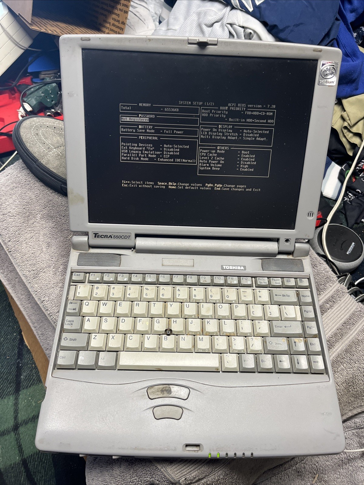 Toshiba Tecra 550 CDT PENTIUM VINTAGE LAPTOP W-OrigCharger (Turns On, FOR PARTS