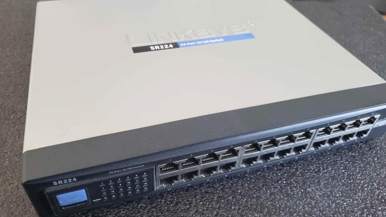 Cisco Linksys SR224 v2.0 24-Port Fast Ethernet Switch - Tested and Working