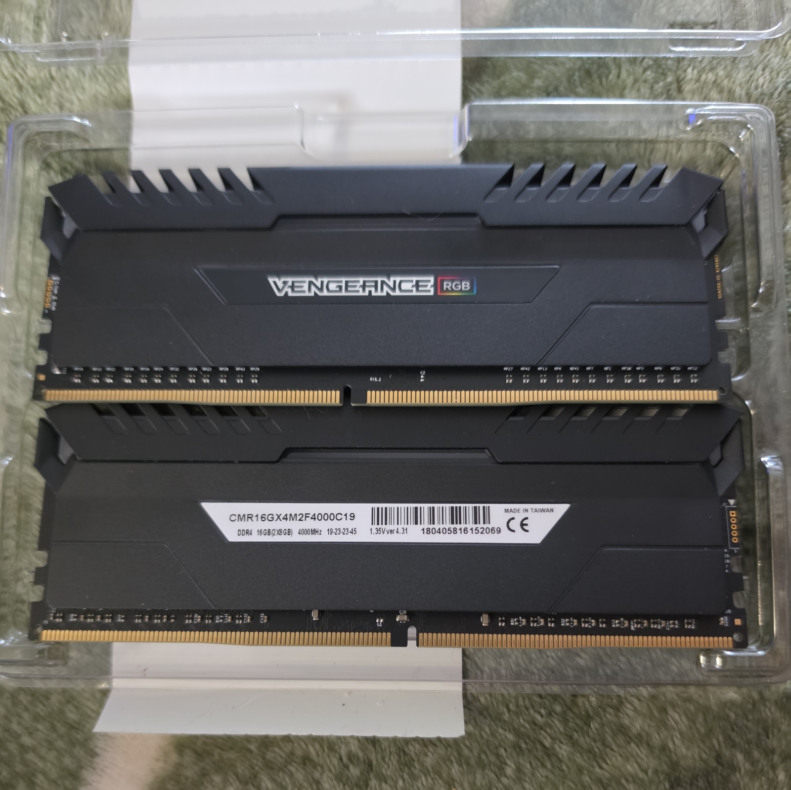Corsair Vengeance RGB 16GB (2x8GB) DDR4-4000 DIMM SDRAM CMR16GX4M2F4000C19 Testd