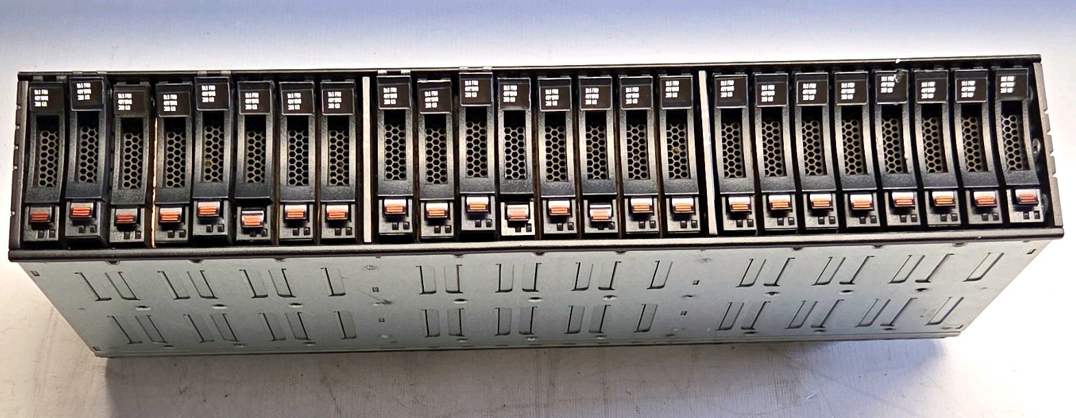 IBM 69Y0259 SAS Disk 24 Bay Array Module/2072-24E SAN - FRU 49Y1840 - 300G X 24