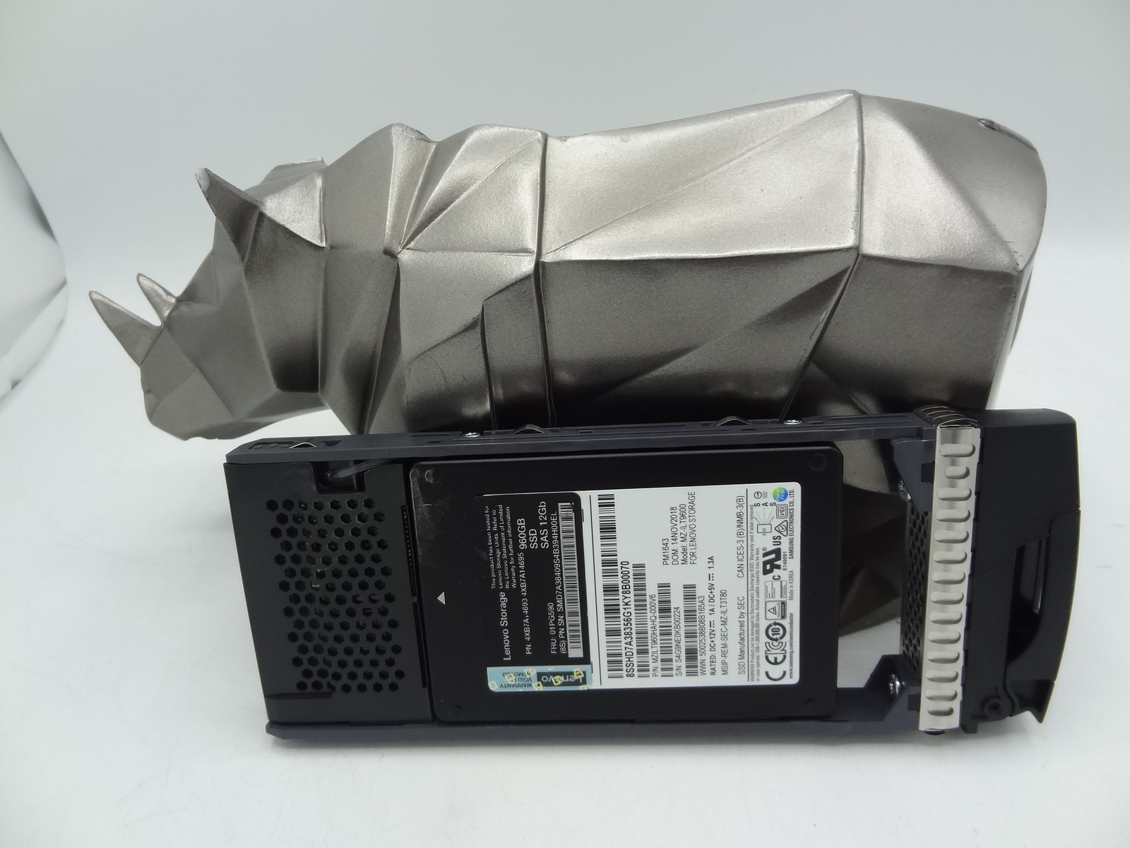01PG590 LENOVO 960GB 2.5IN DRIVE (THINKSYSTEM DE SERIES)