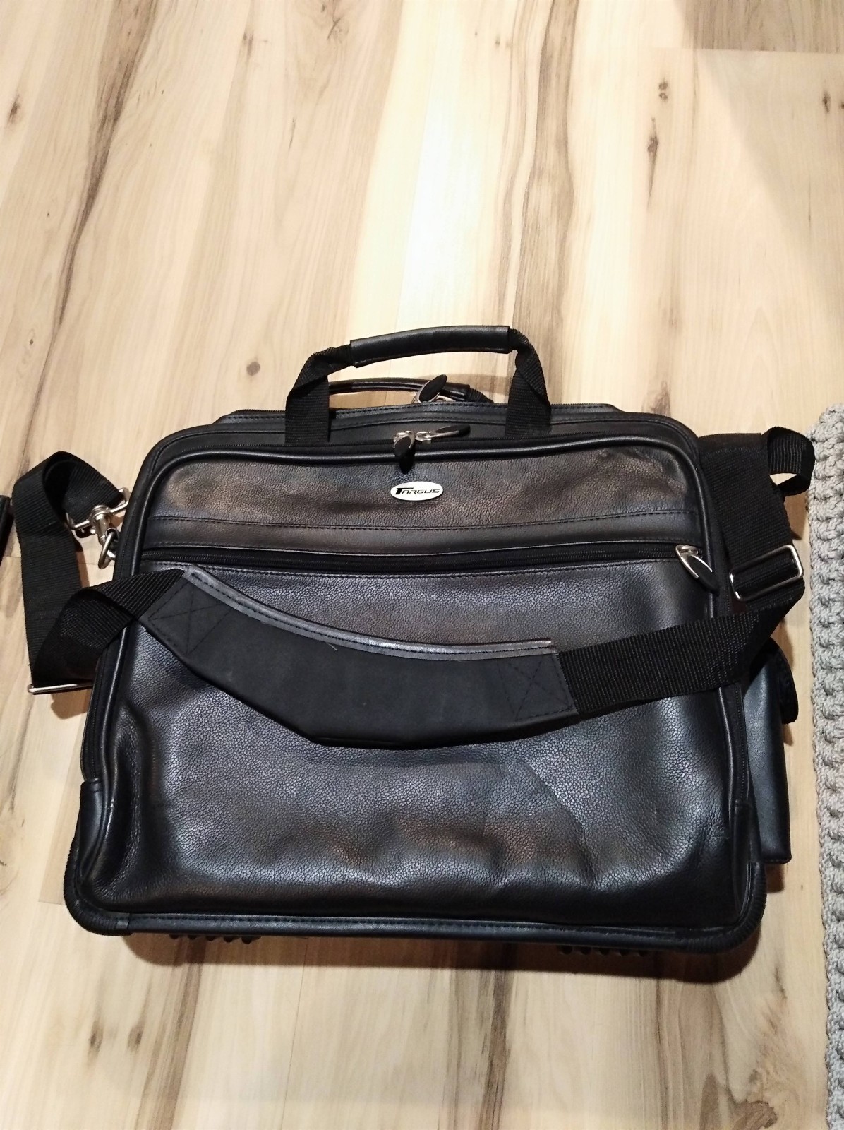 Targus 15" Black Leather Laptop Computer Case/Bag with Shoulder Strap