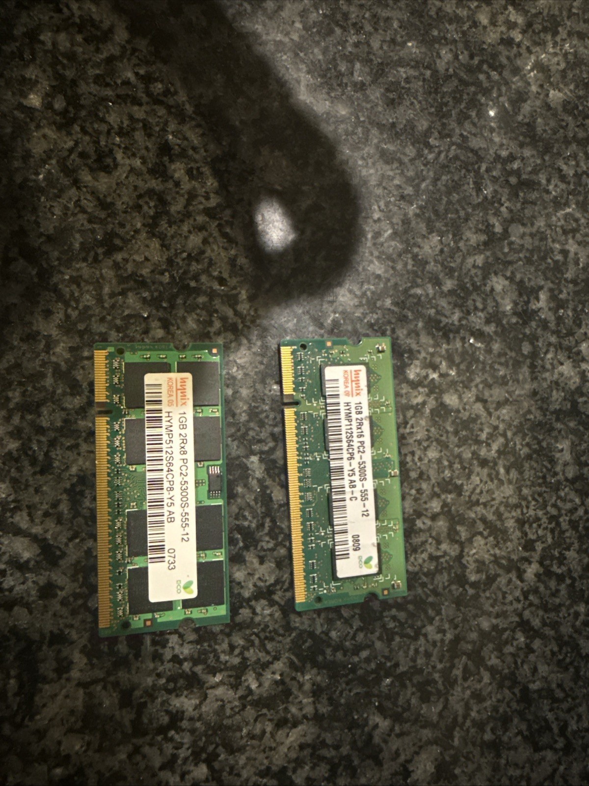 2X Hynix 1GB 2Rx8 PC2-5300S-555-12 Laptop Memory Module
