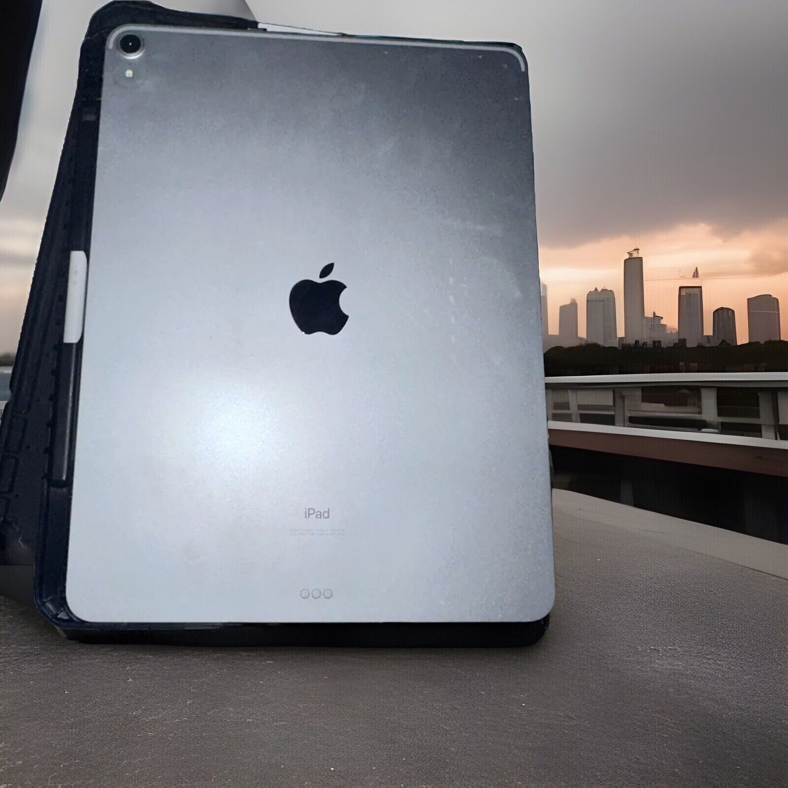 Apple iPad Pro 256GB 3rd Gen. Wi-Fi, 12.9 in - Silver With Free OtterBox Bundle