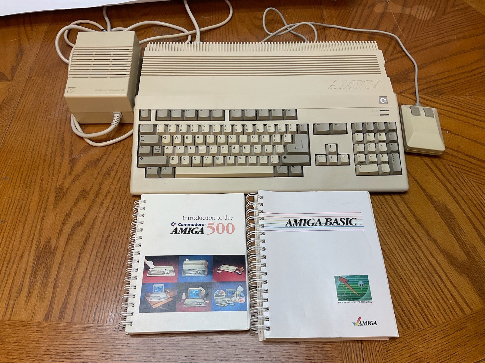 Commodore Amiga 500 w/ 512K comes with manuals, turns on and boots from floppy