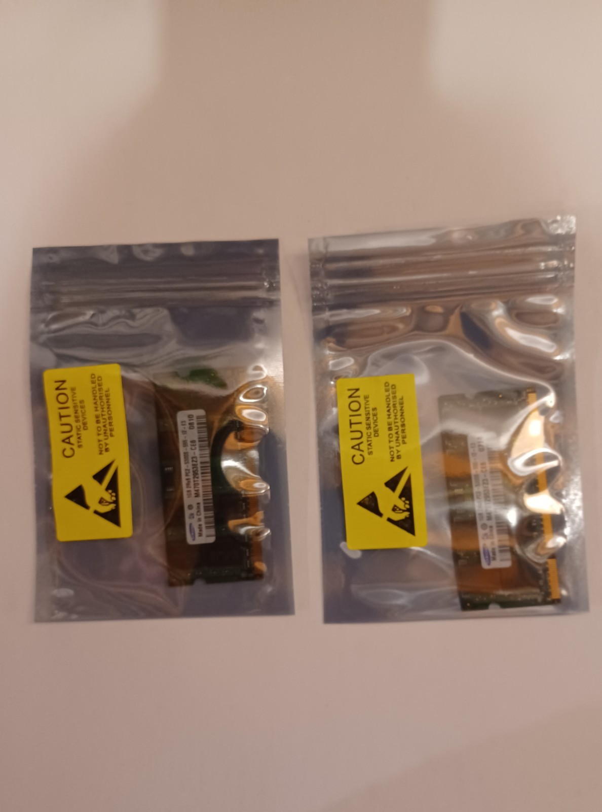 2x Samsung PC2-5300 (DDR2-667) 1 GB SO-DIMM 667 MHz DDR2 Memory