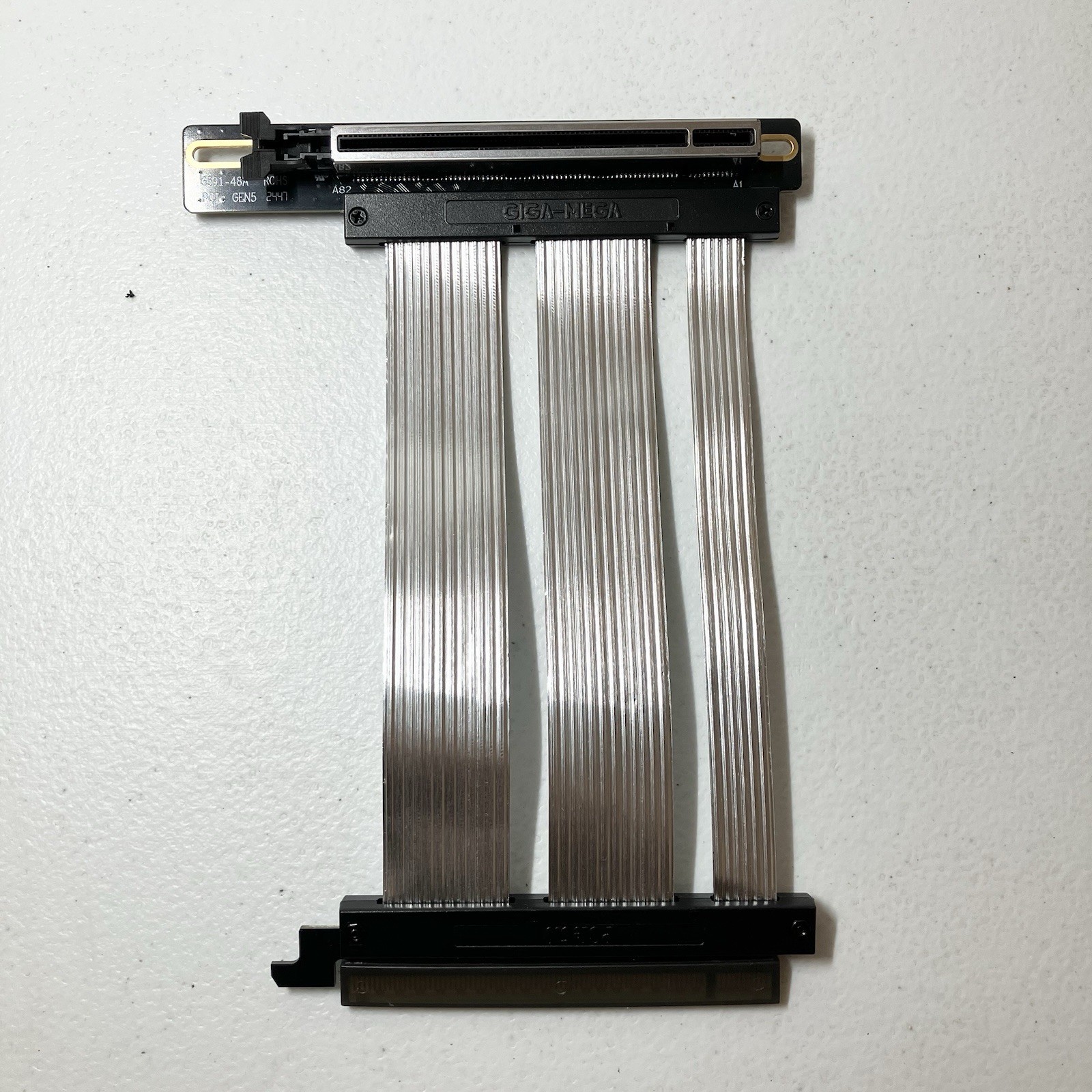 GIGA-MEGA G553-6-0155 PCIe 5.0 x16 to x16 Flat Shielded Riser Cable 180mm Black
