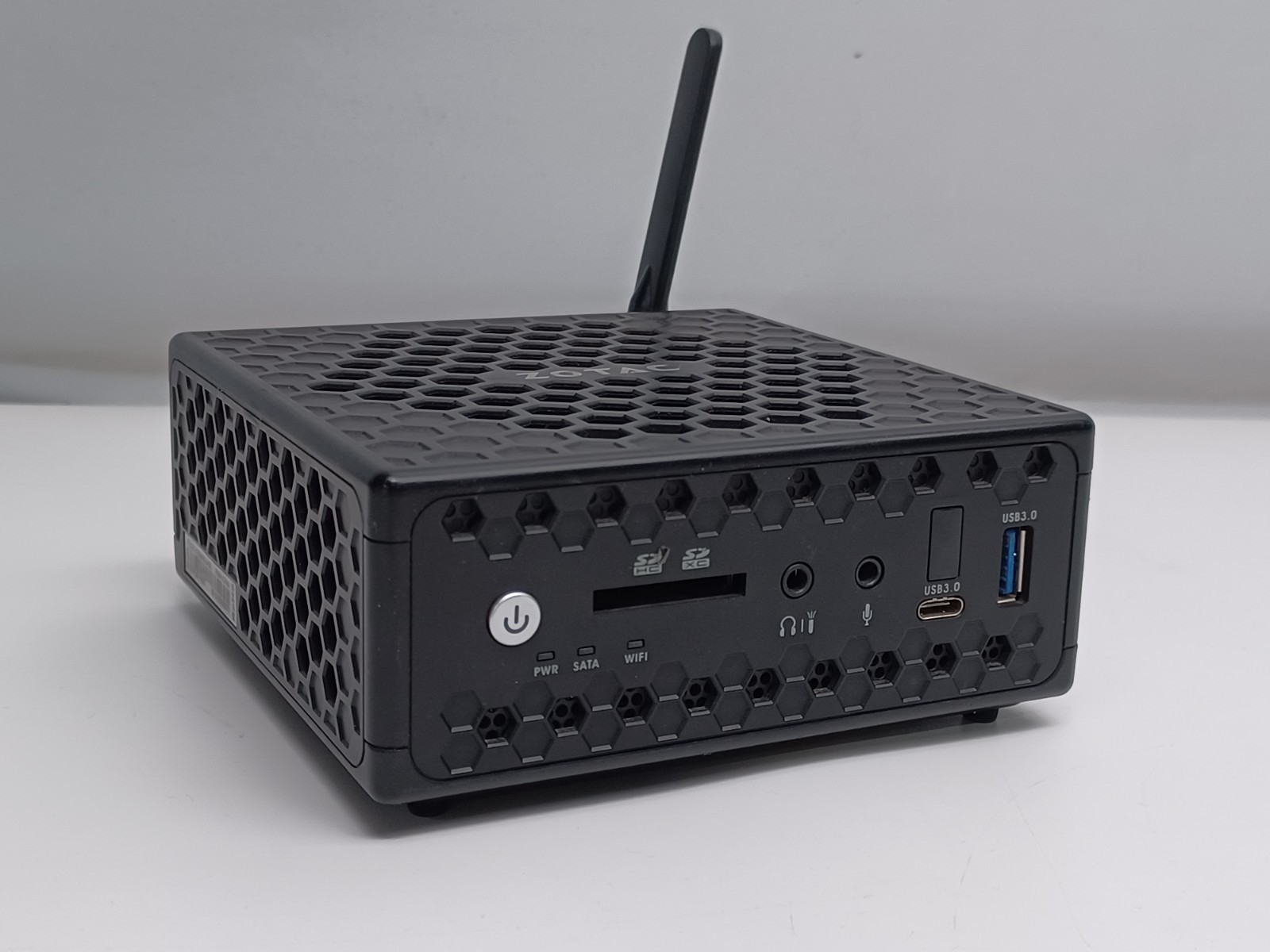 Zotac zbox-ci325nano Celeron N3160 8gb RAM 128gb SSD Win10Pro