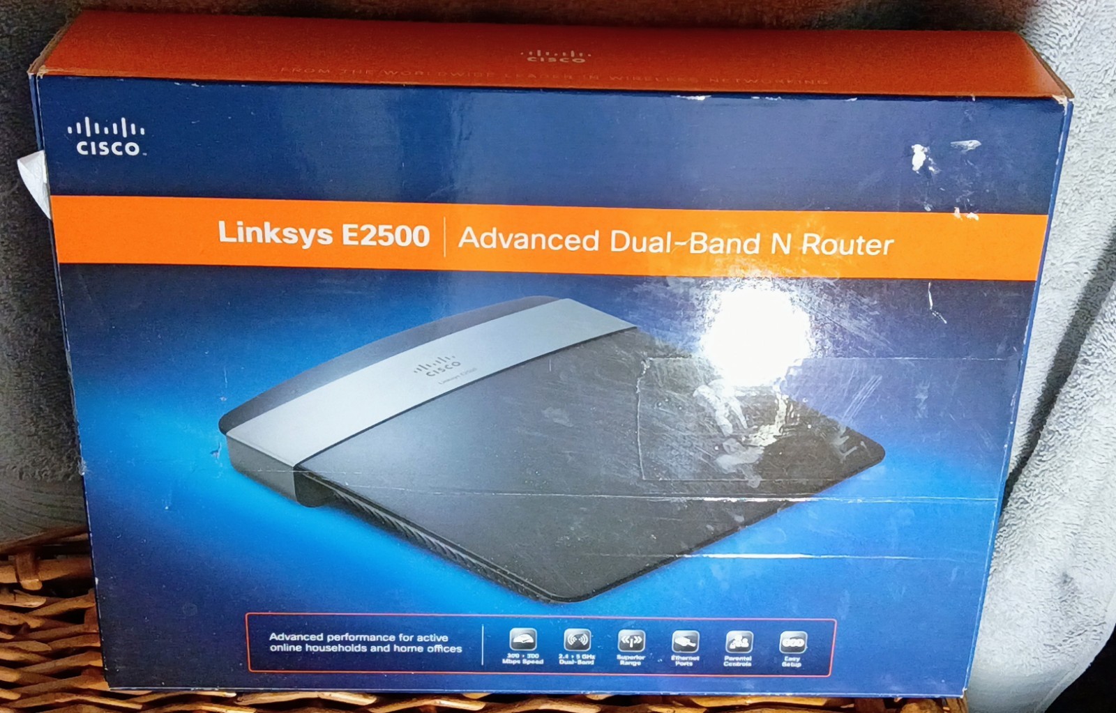 Linksys E2500 Dual-Band Wireless-N Router 300+300 Mbps, 4-Port Ethernet