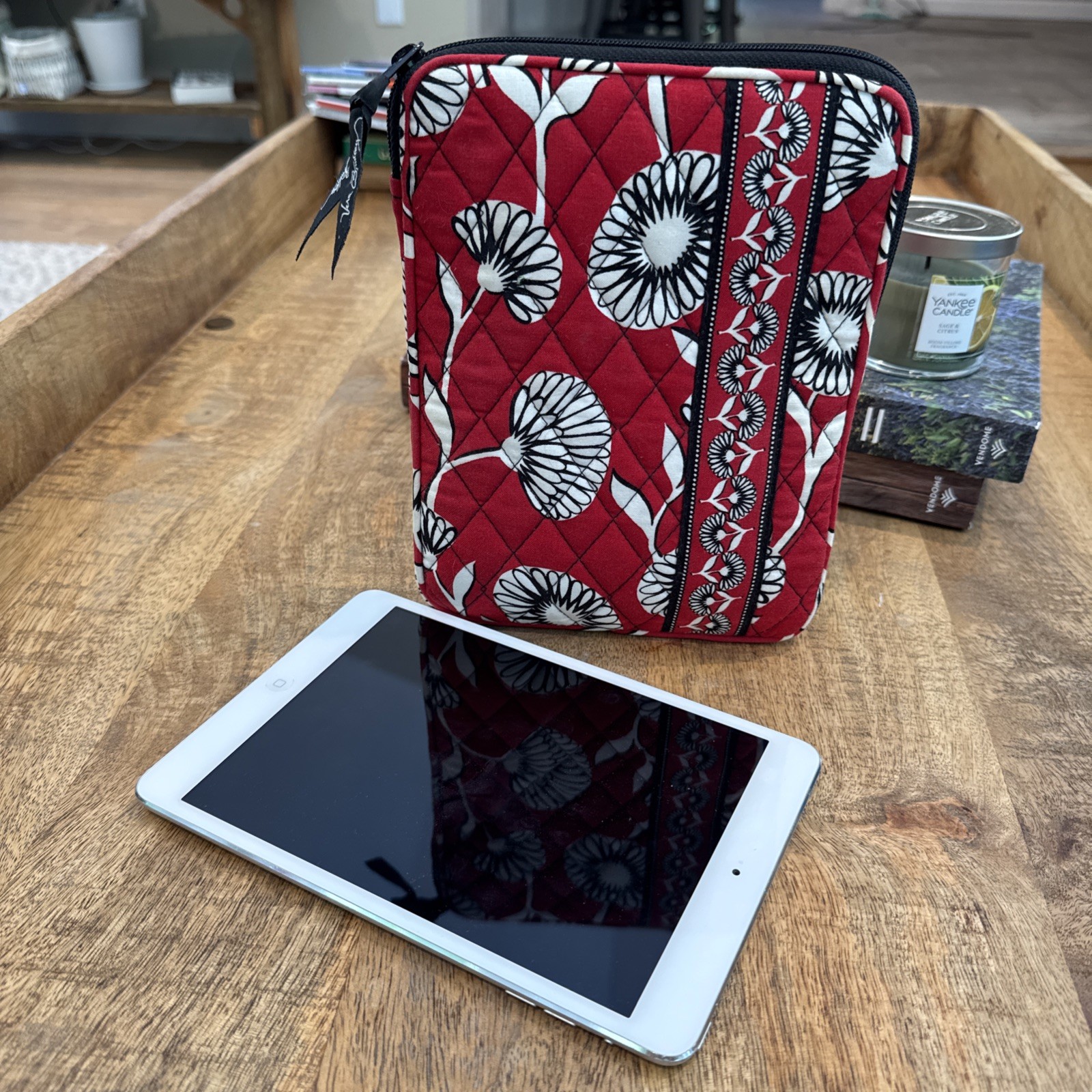 EUC Vera Bradley E-Reader/Tablet Sleeve in the retired Deco Daisy