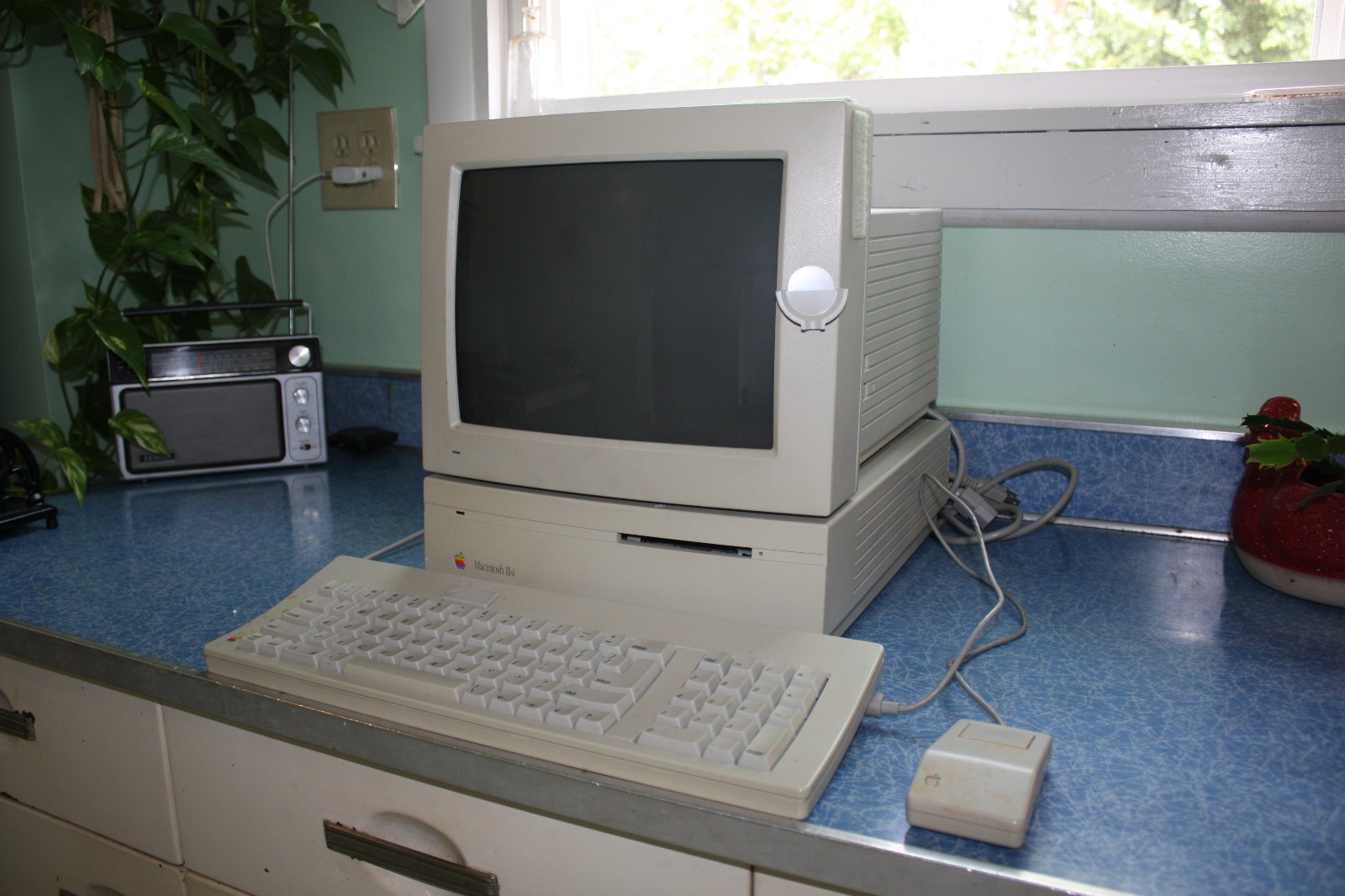 Vintage Apple Macintosh IIsi Computer, Monitor, Keyboard & Mouse Complete Setup