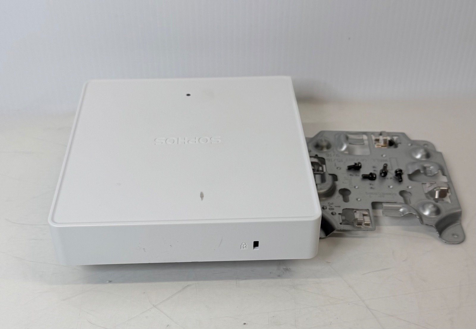 Sophos APX 320 Access Point - includes Mounting Bracket