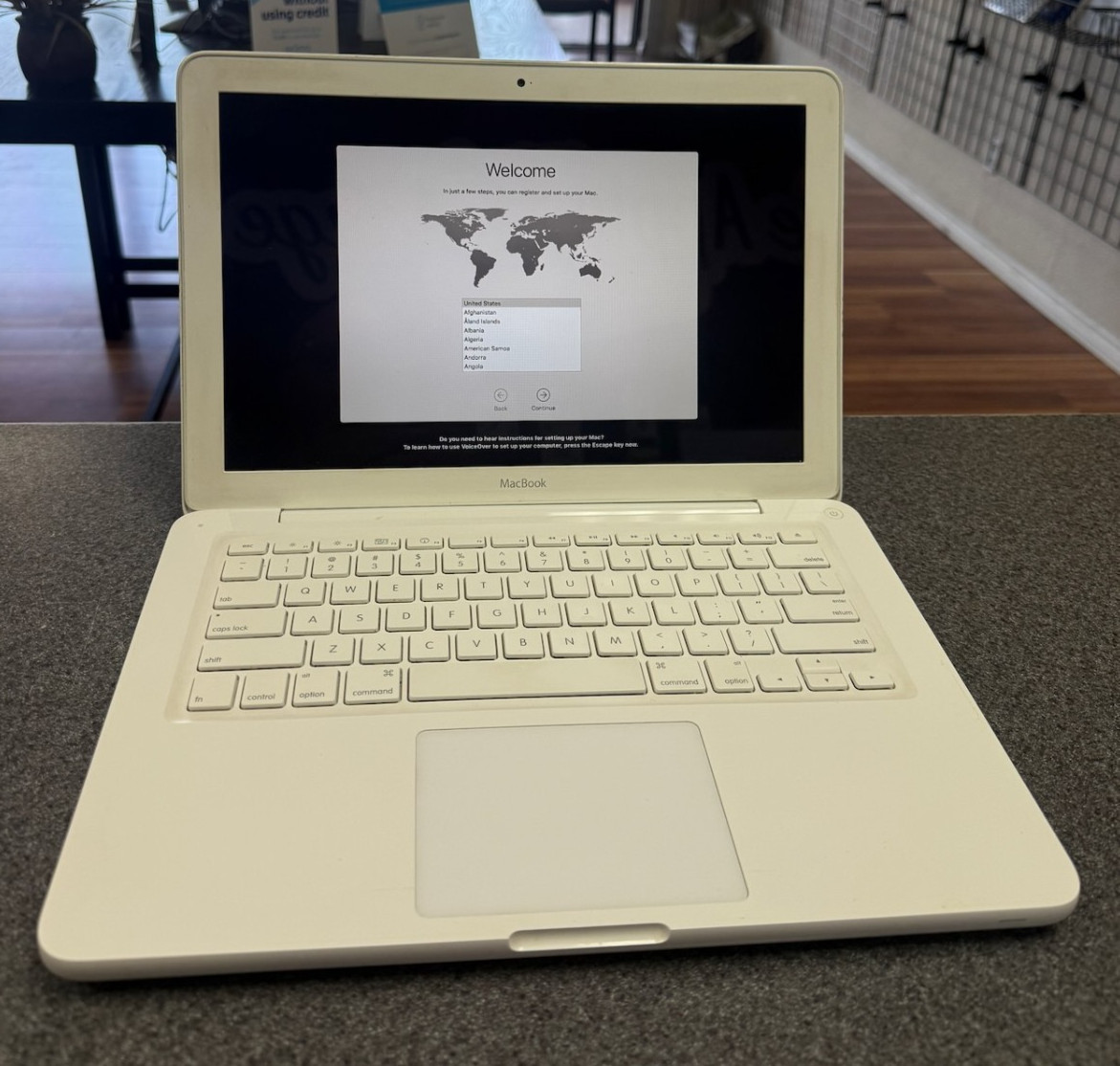 Apple MacBook Unibody 13.3" - 2.4GHz Intel C2D| 4GB RAM| 250GB HD| High Sierra