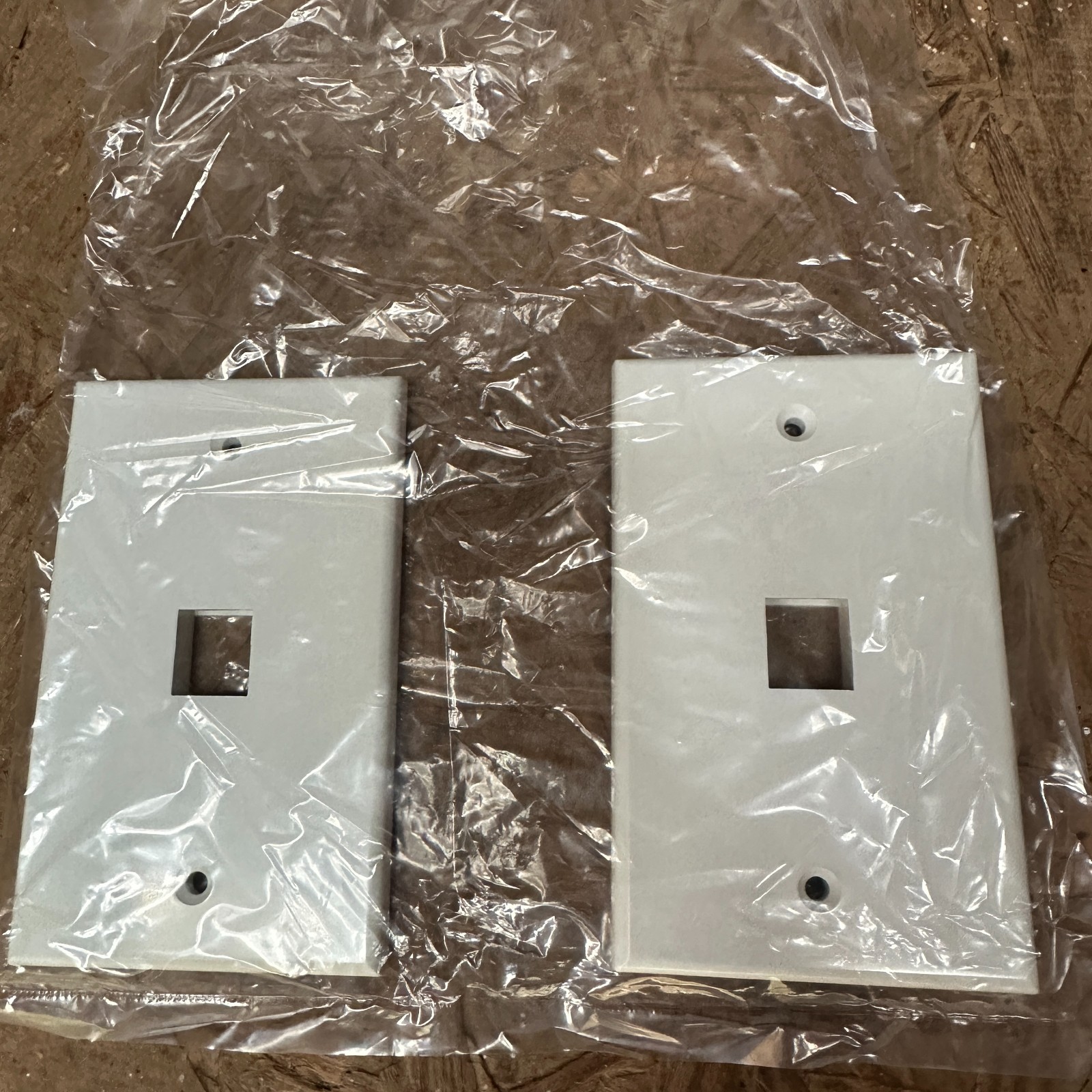 2 QTY LEGRAND ON-Q 364446-01 WALLPLATE FACEPLATE 1 PORT WHITE OUTLET