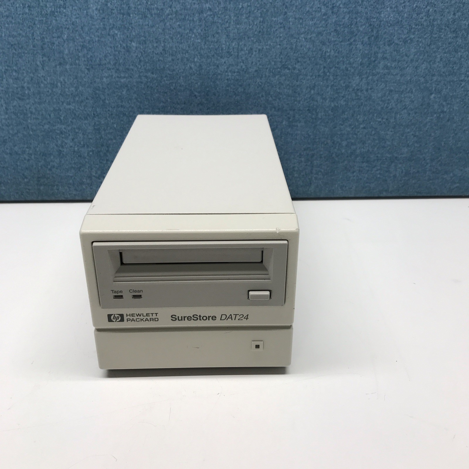 (AS IS FOR PARTS)    HP SureStore DAT24 External SCSI Tape Drive