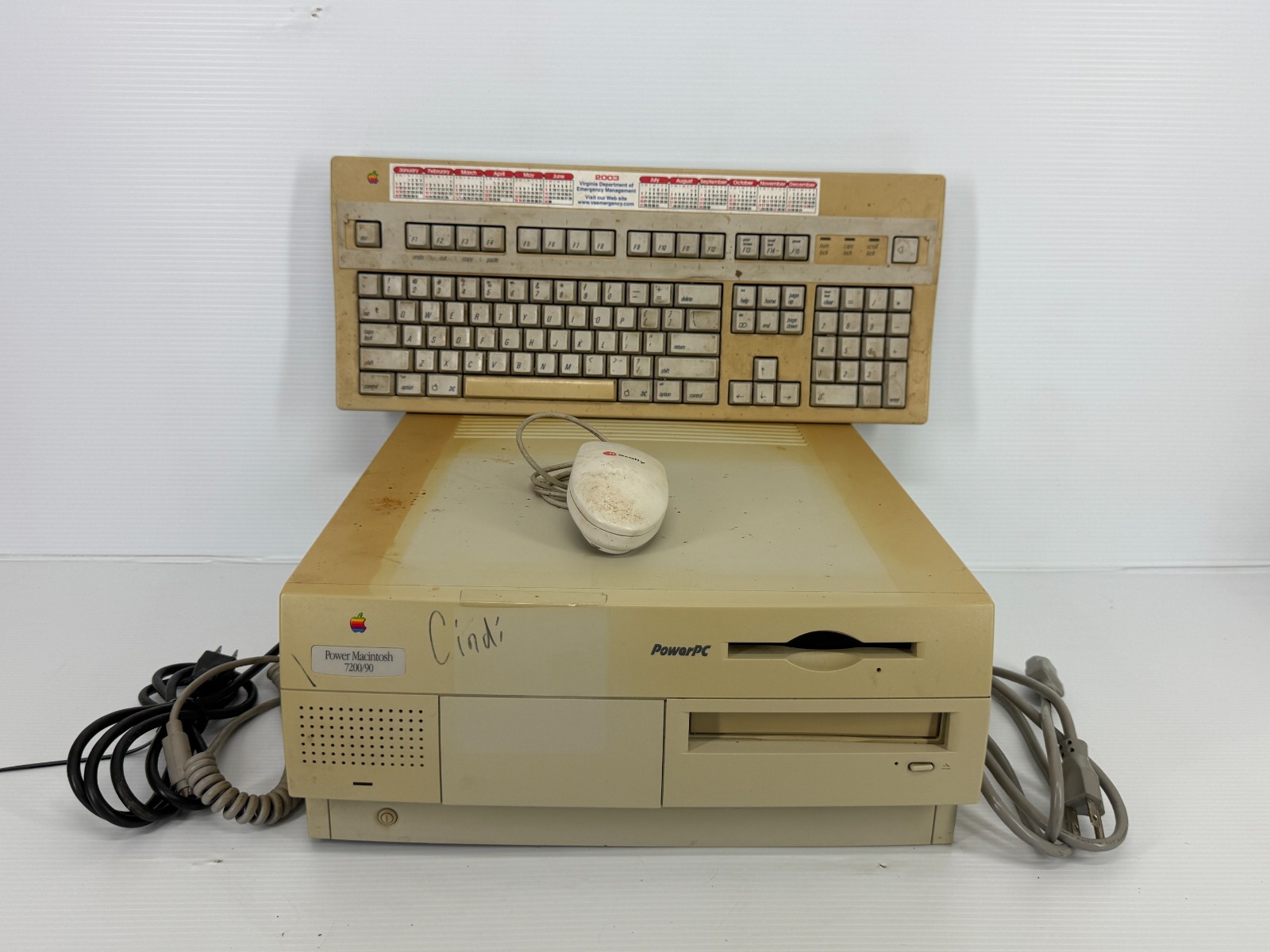 Apple Power Macintosh 7200/90 M3979 Vintage Computer, Keyboard, and Mouse