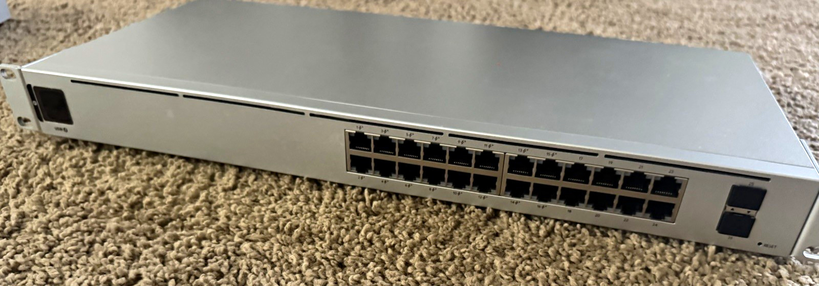 Ubiquiti Networks UniFi USW 24-Port Gigabit Managed Rack-Mount Switch L2