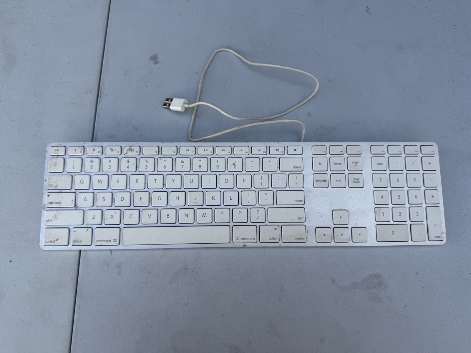Genuine Apple Wired Keyboard with Numeric Keypad - Model A1243 - USB Silver rb13